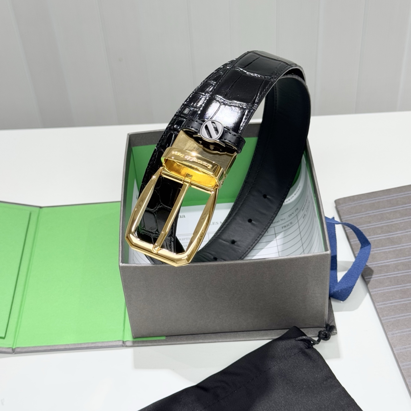 。 杰尼亚，头层牛皮 宽3.5CM 
官网同步，纯铜金属标识，适合商务低调人士！双面均可佩戴
