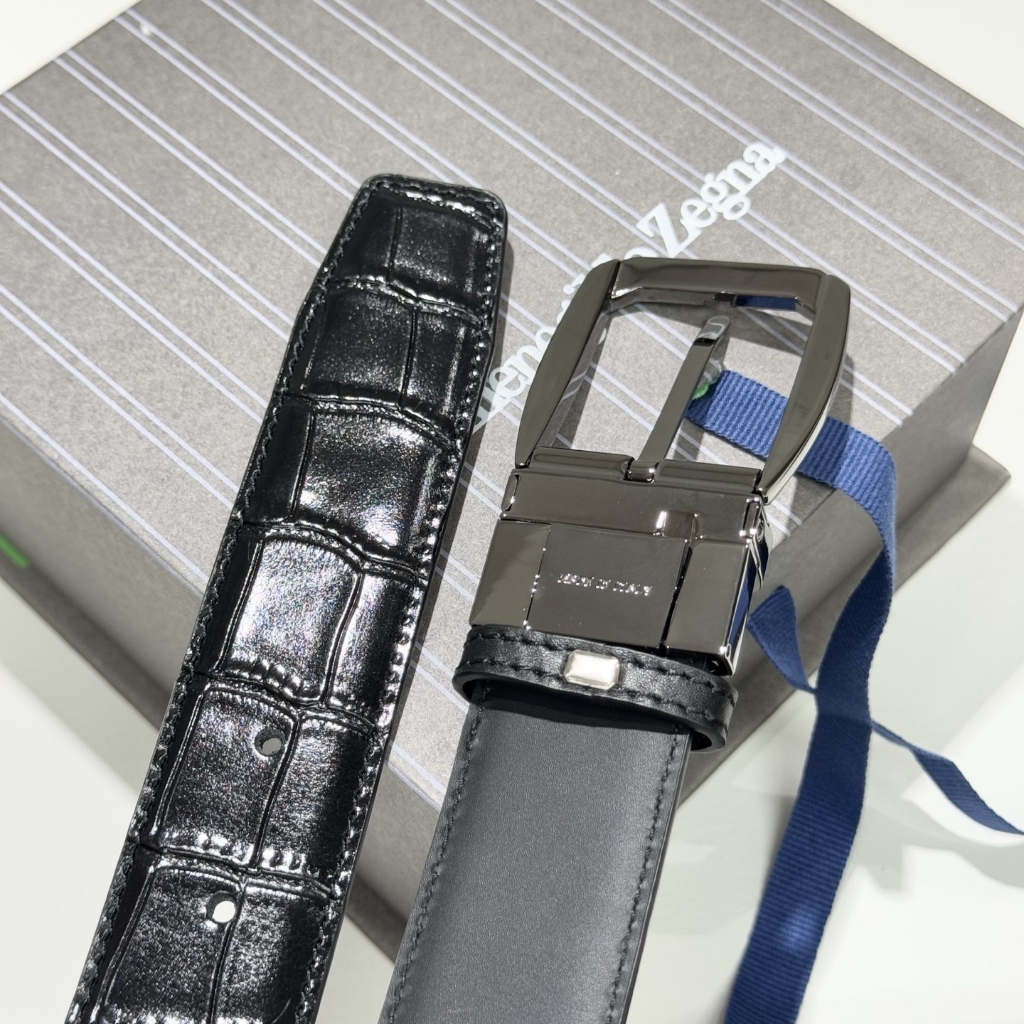 。 杰尼亚，头层牛皮 宽3.5CM 
官网同步，纯铜金属标识，适合商务低调人士！双面均可佩戴