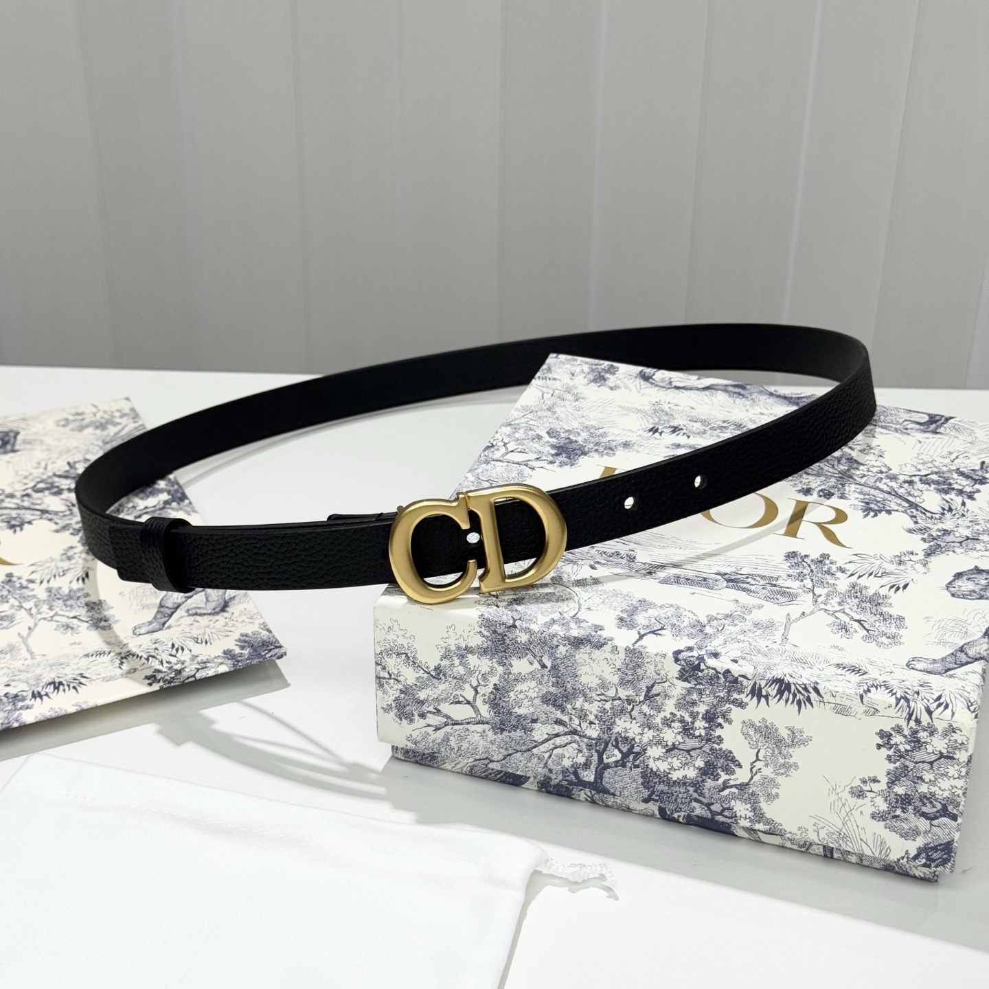。 Dior C D搭扣黄铜腰带扣，小牛皮腰带 款式时髦优雅、可搭配牛仔裤半裙或者连衣裙，经典永存 2c