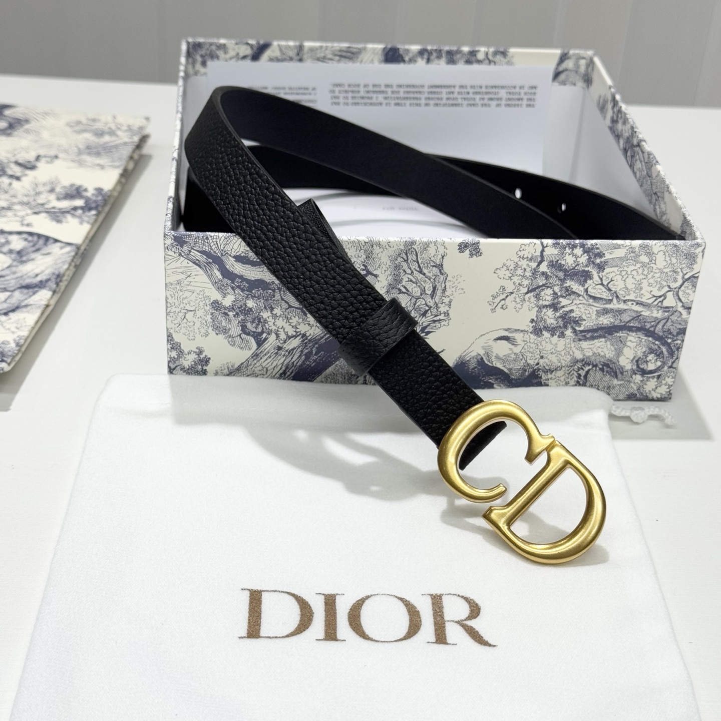 。 Dior C D搭扣黄铜腰带扣，小牛皮腰带 款式时髦优雅、可搭配牛仔裤半裙或者连衣裙，经典永存 2c