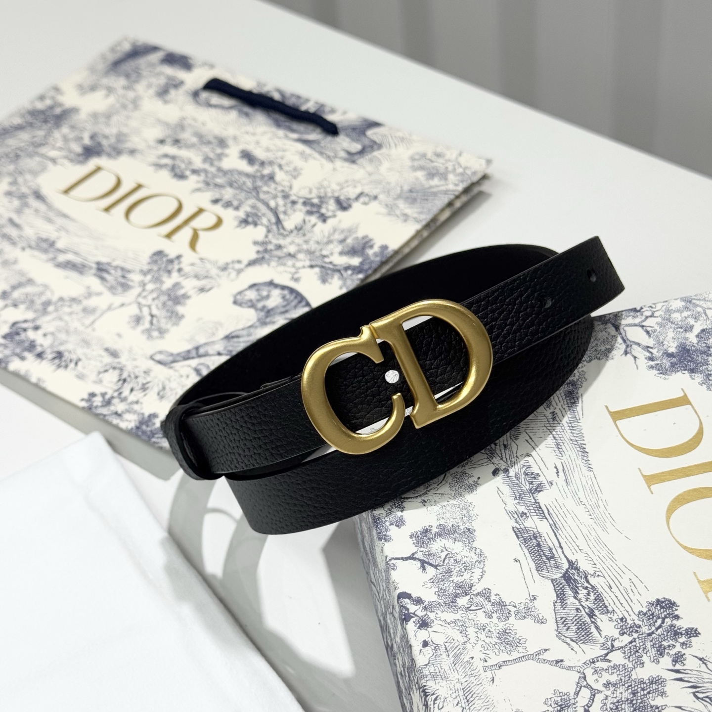 。 Dior C D搭扣黄铜腰带扣，小牛皮腰带 款式时髦优雅、可搭配牛仔裤半裙或者连衣裙，经典永存 2c