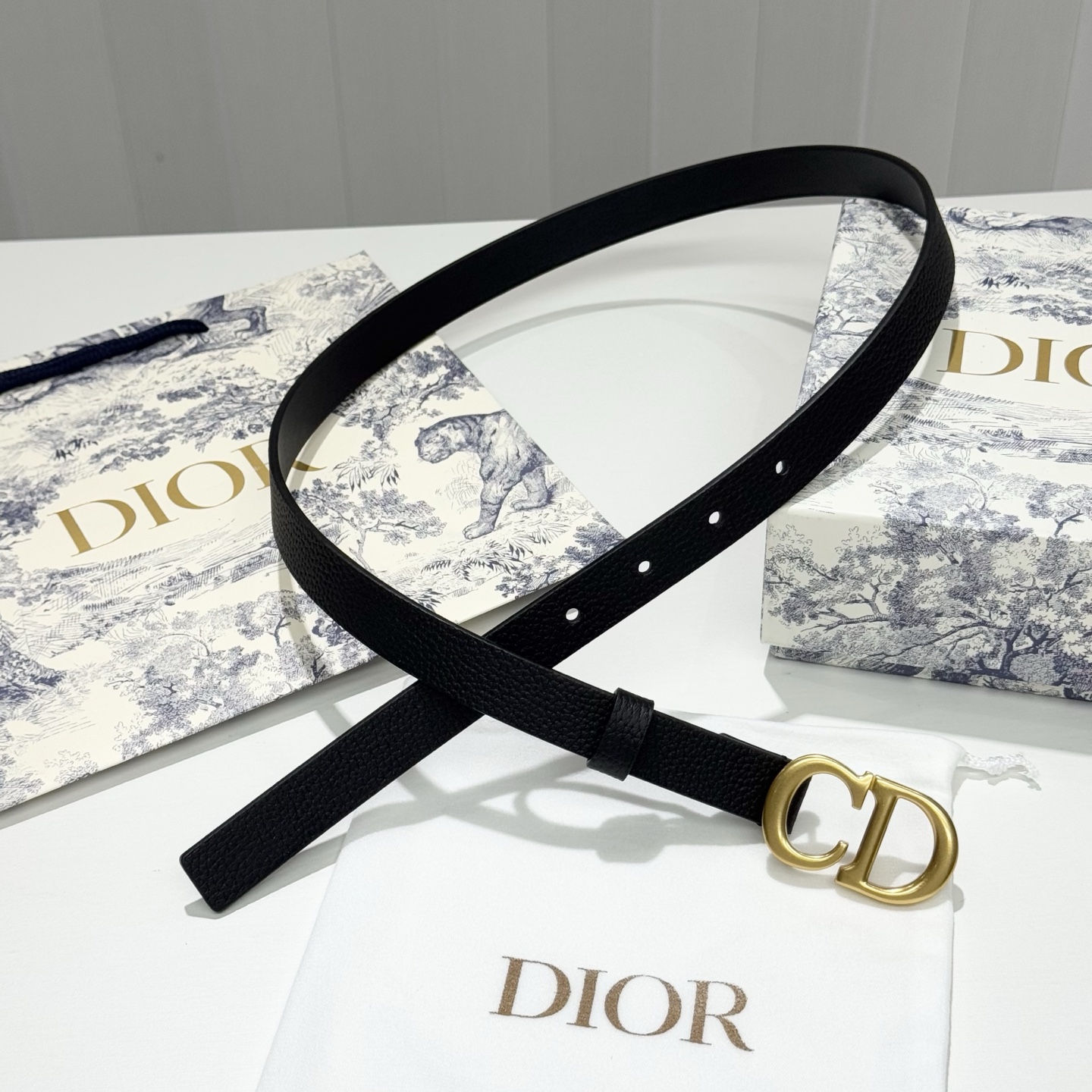 。 Dior C D搭扣黄铜腰带扣，小牛皮腰带 款式时髦优雅、可搭配牛仔裤半裙或者连衣裙，经典永存 2c