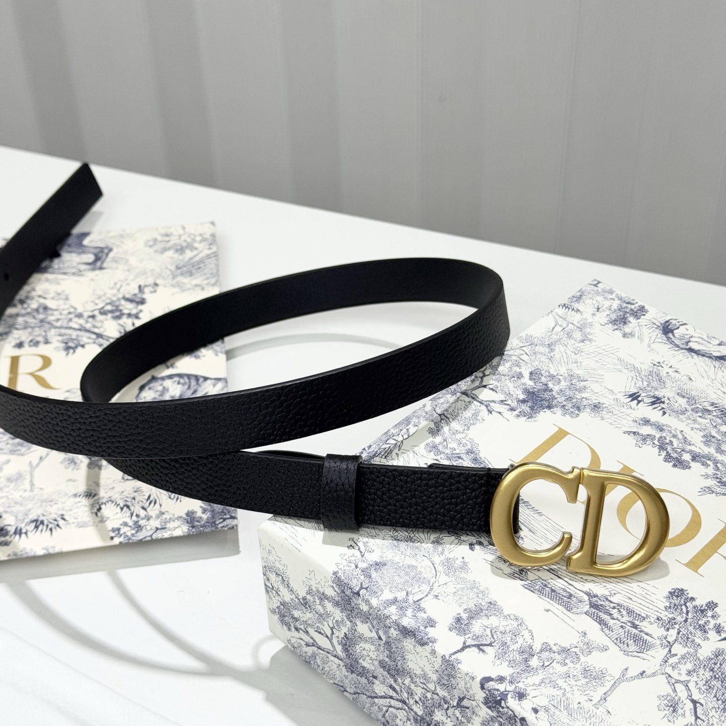 。 Dior C D搭扣黄铜腰带扣，小牛皮腰带 款式时髦优雅、可搭配牛仔裤半裙或者连衣裙，经典永存 2c