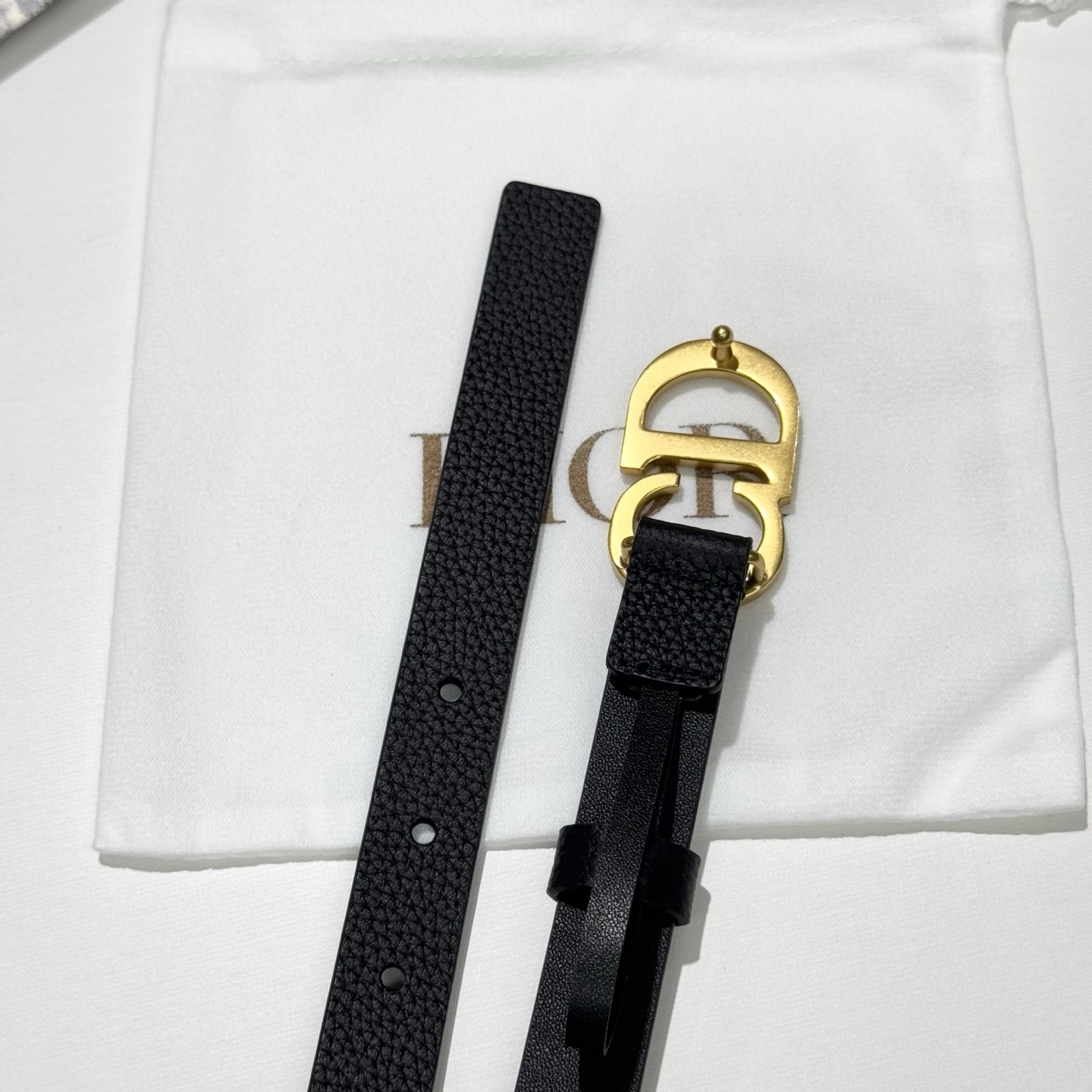 。 Dior C D搭扣黄铜腰带扣，小牛皮腰带 款式时髦优雅、可搭配牛仔裤半裙或者连衣裙，经典永存 2c