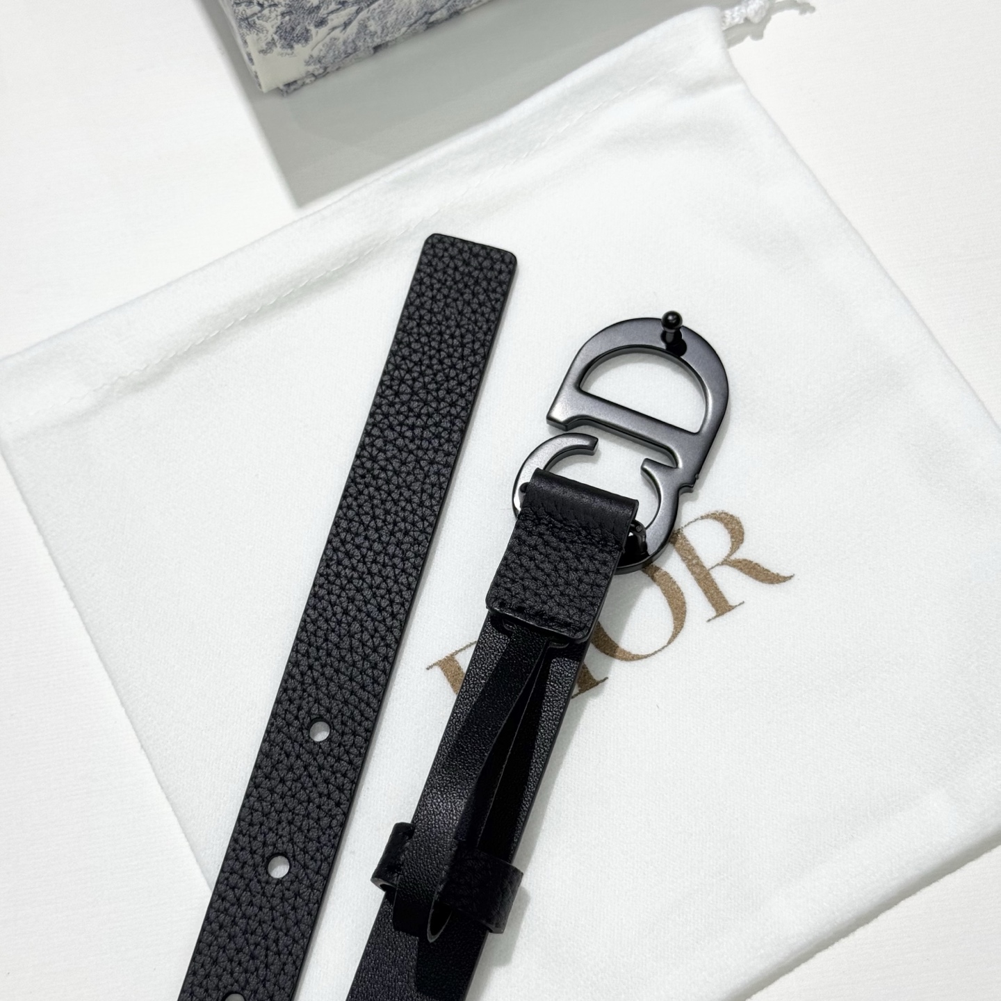 。 Dior C D搭扣黄铜腰带扣，小牛皮腰带 款式时髦优雅、可搭配牛仔裤半裙或者连衣裙，经典永存 2c