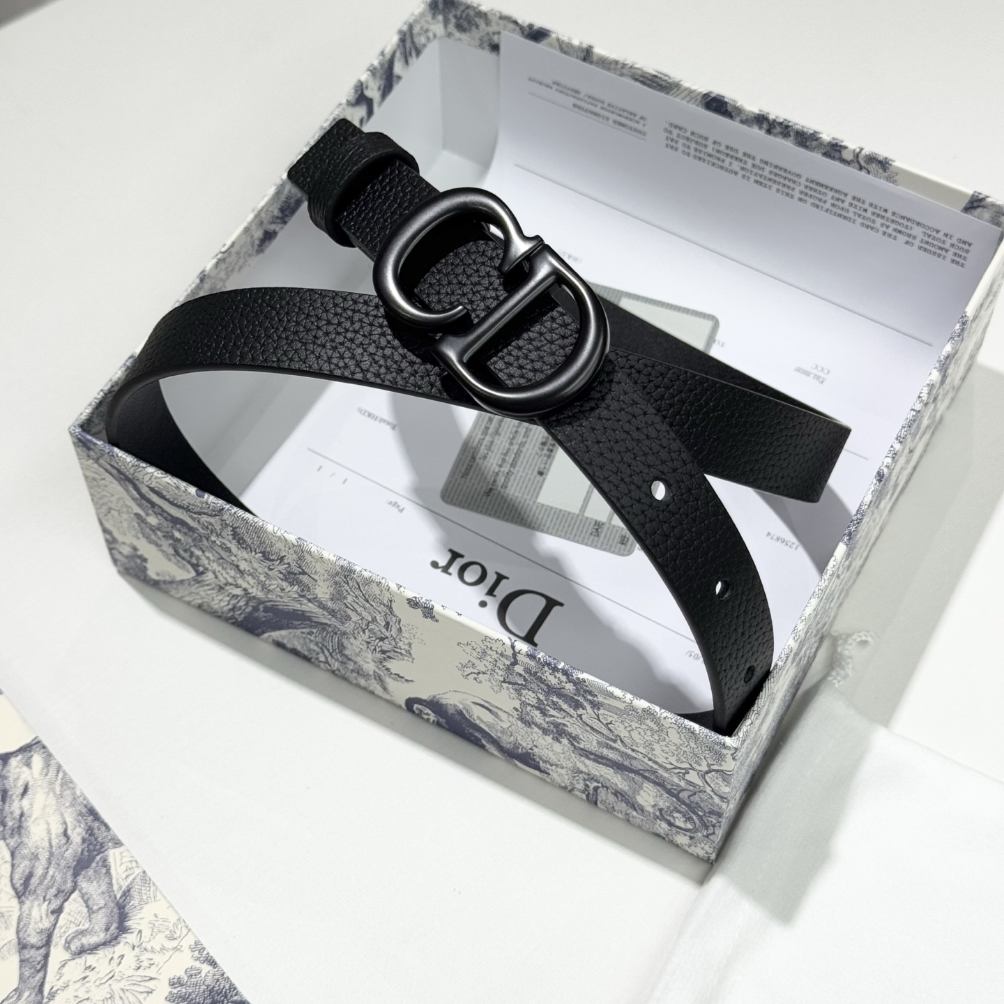。 Dior C D搭扣黄铜腰带扣，小牛皮腰带 款式时髦优雅、可搭配牛仔裤半裙或者连衣裙，经典永存 2c