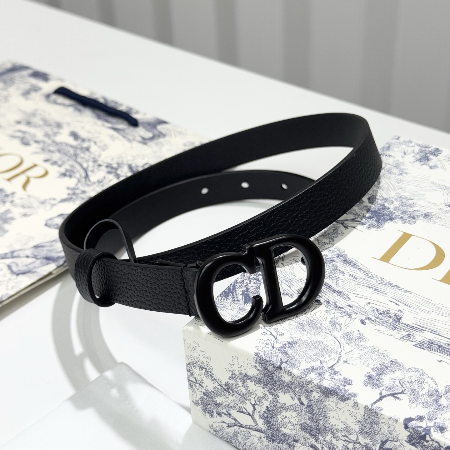 。 Dior C D搭扣黄铜腰带扣，小牛皮腰带 款式时髦优雅、可搭配牛仔裤半裙或者连衣裙，经典永存 2c