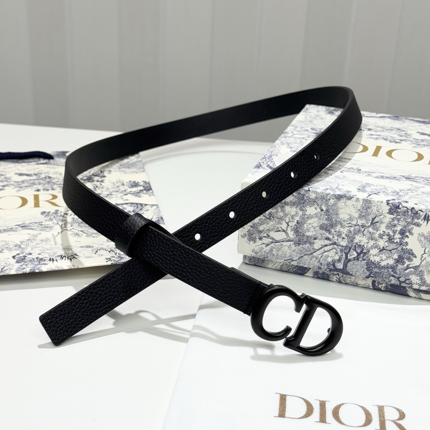 。 Dior C D搭扣黄铜腰带扣，小牛皮腰带 款式时髦优雅、可搭配牛仔裤半裙或者连衣裙，经典永存 2c