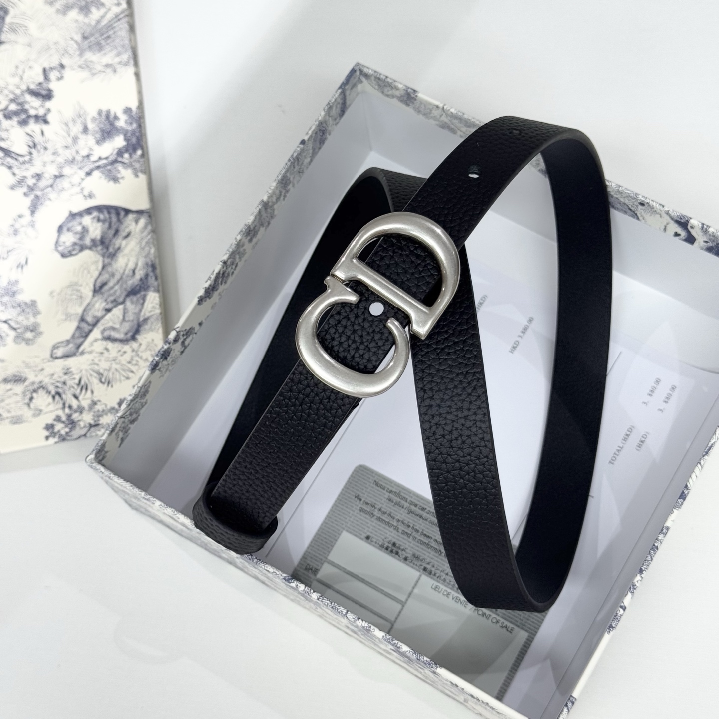 。 Dior C D搭扣黄铜腰带扣，小牛皮腰带 款式时髦优雅、可搭配牛仔裤半裙或者连衣裙，经典永存 2c