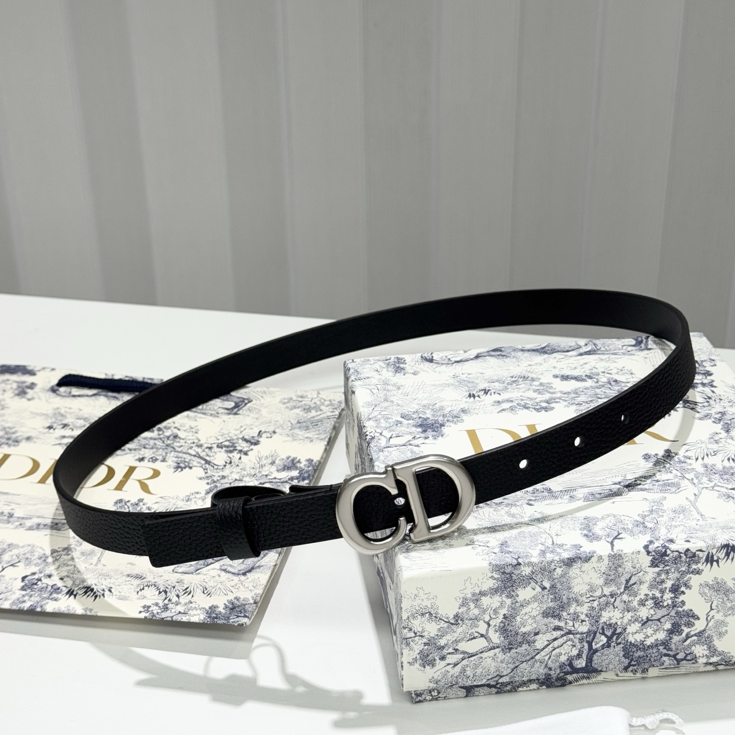 。 Dior C D搭扣黄铜腰带扣，小牛皮腰带 款式时髦优雅、可搭配牛仔裤半裙或者连衣裙，经典永存 2c