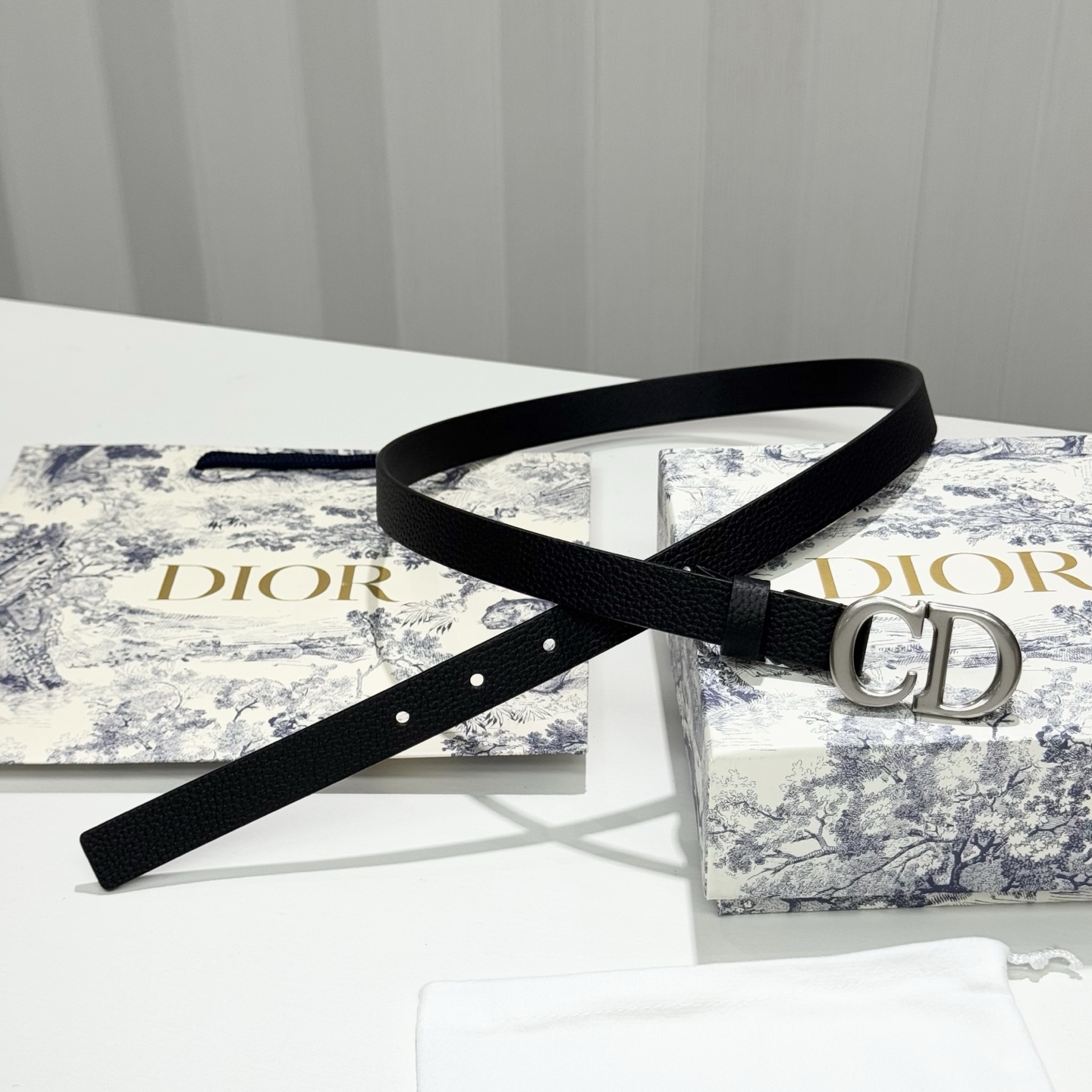 。 Dior C D搭扣黄铜腰带扣，小牛皮腰带 款式时髦优雅、可搭配牛仔裤半裙或者连衣裙，经典永存 2c