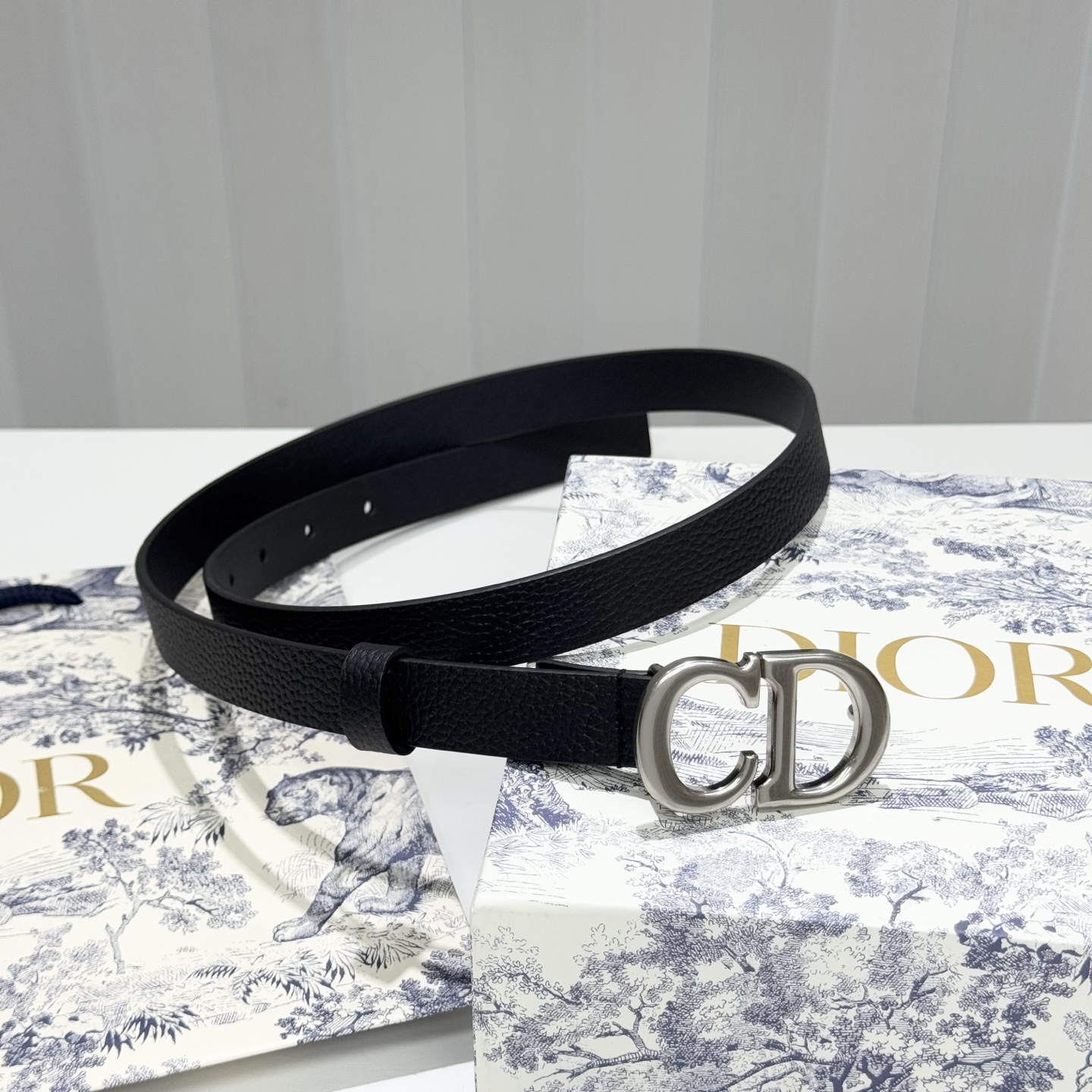 。 Dior C D搭扣黄铜腰带扣，小牛皮腰带 款式时髦优雅、可搭配牛仔裤半裙或者连衣裙，经典永存 2c