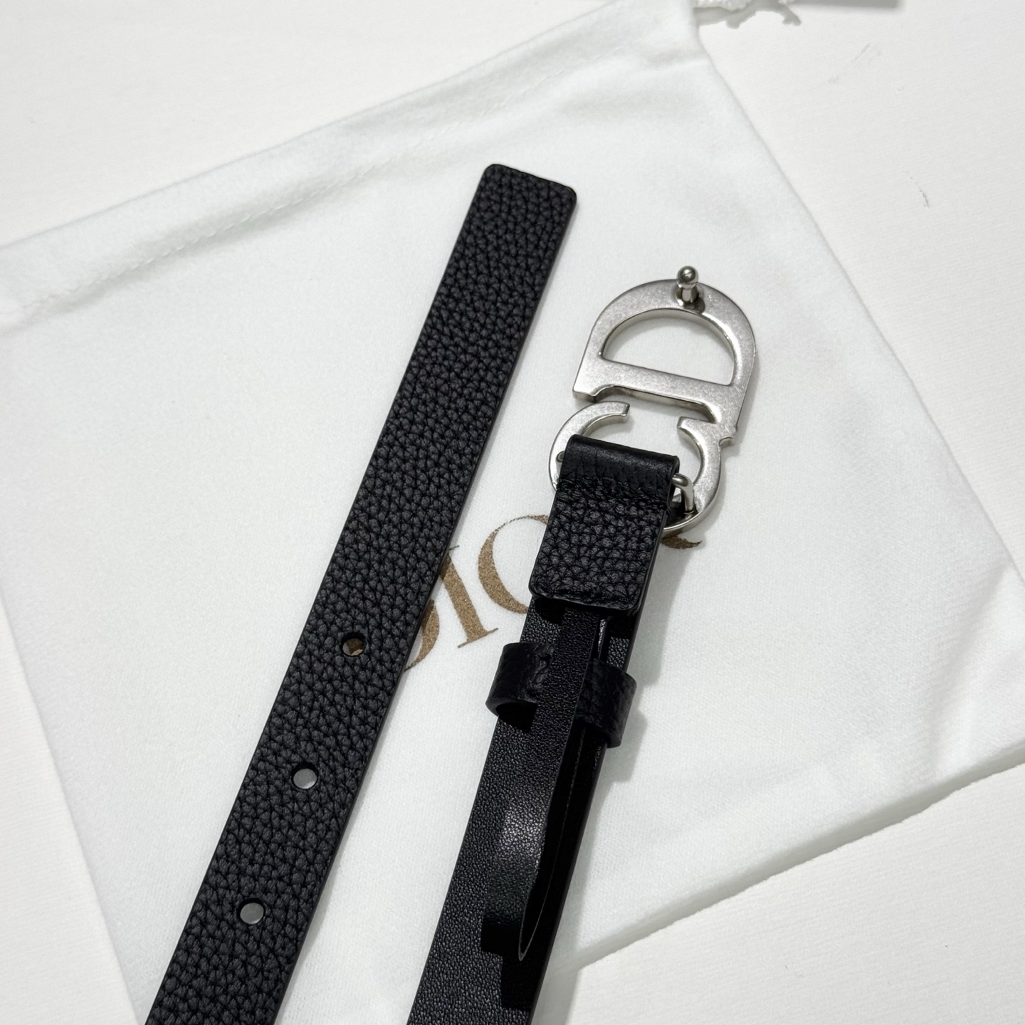 。 Dior C D搭扣黄铜腰带扣，小牛皮腰带 款式时髦优雅、可搭配牛仔裤半裙或者连衣裙，经典永存 2c
