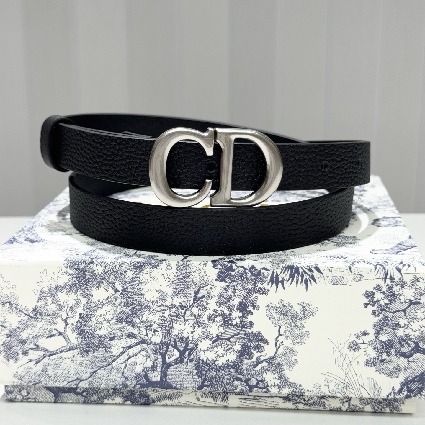 。 Dior C D搭扣黄铜腰带扣，小牛皮腰带 款式时髦优雅、可搭配牛仔裤半裙或者连衣裙，经典永存 2c
