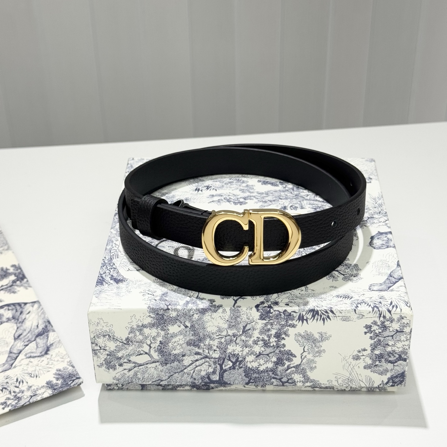 。 Dior C D搭扣黄铜腰带扣，小牛皮腰带 款式时髦优雅、可搭配牛仔裤半裙或者连衣裙，经典永存 2c