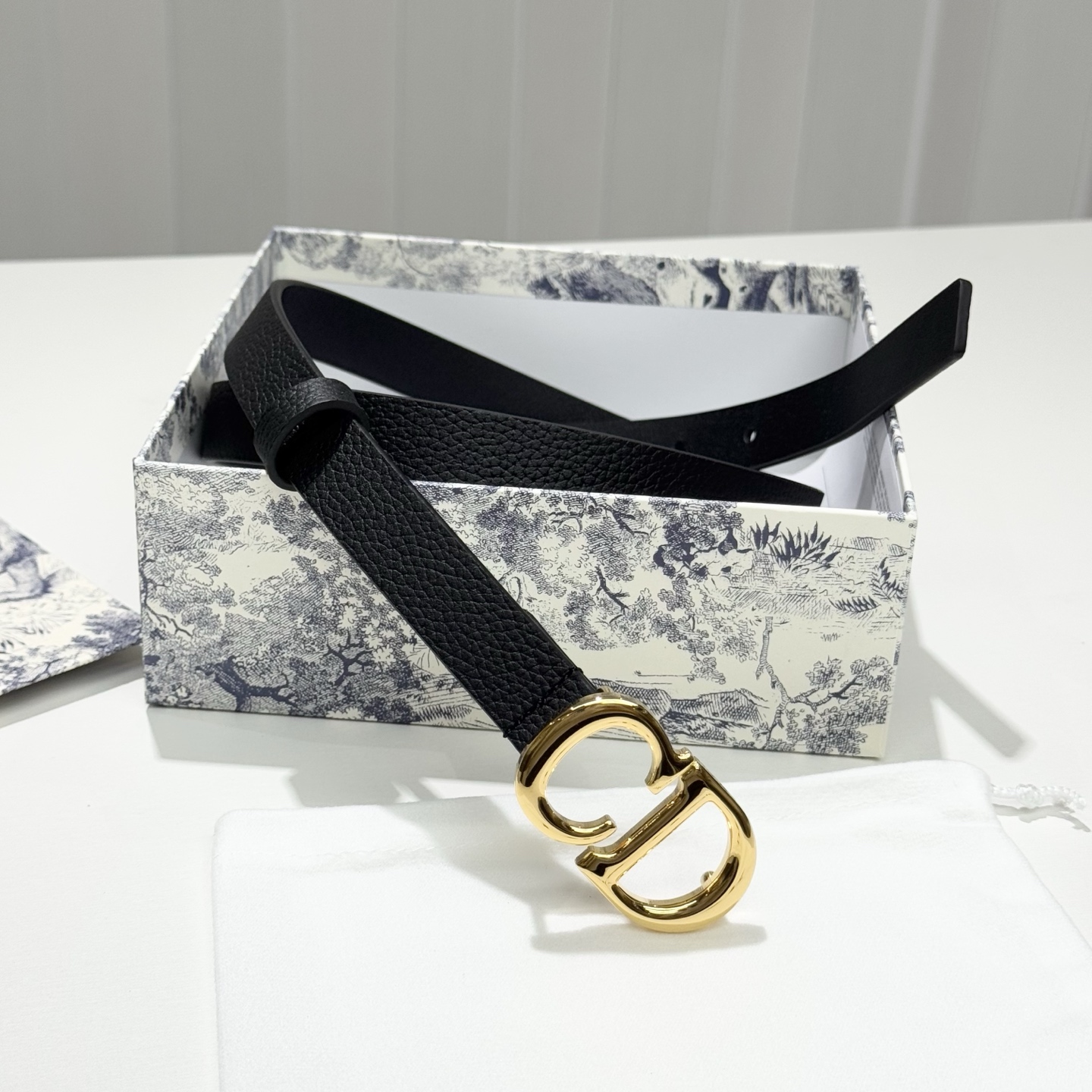 。 Dior C D搭扣黄铜腰带扣，小牛皮腰带 款式时髦优雅、可搭配牛仔裤半裙或者连衣裙，经典永存 2c