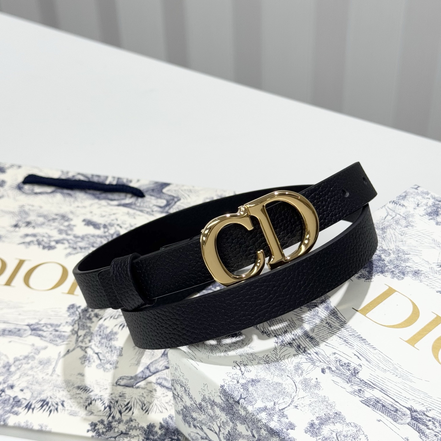 。 Dior C D搭扣黄铜腰带扣，小牛皮腰带 款式时髦优雅、可搭配牛仔裤半裙或者连衣裙，经典永存 2c