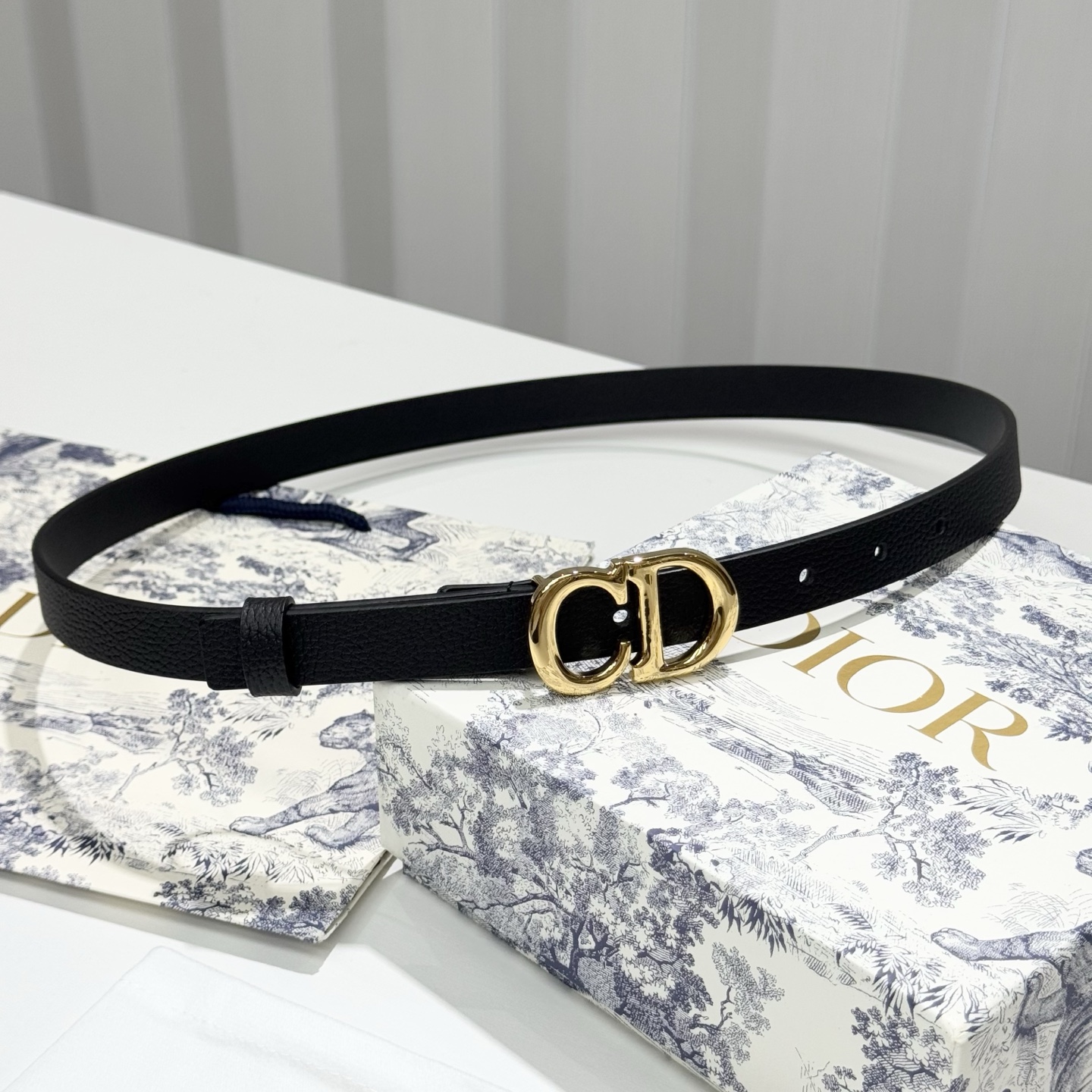 。 Dior C D搭扣黄铜腰带扣，小牛皮腰带 款式时髦优雅、可搭配牛仔裤半裙或者连衣裙，经典永存 2c