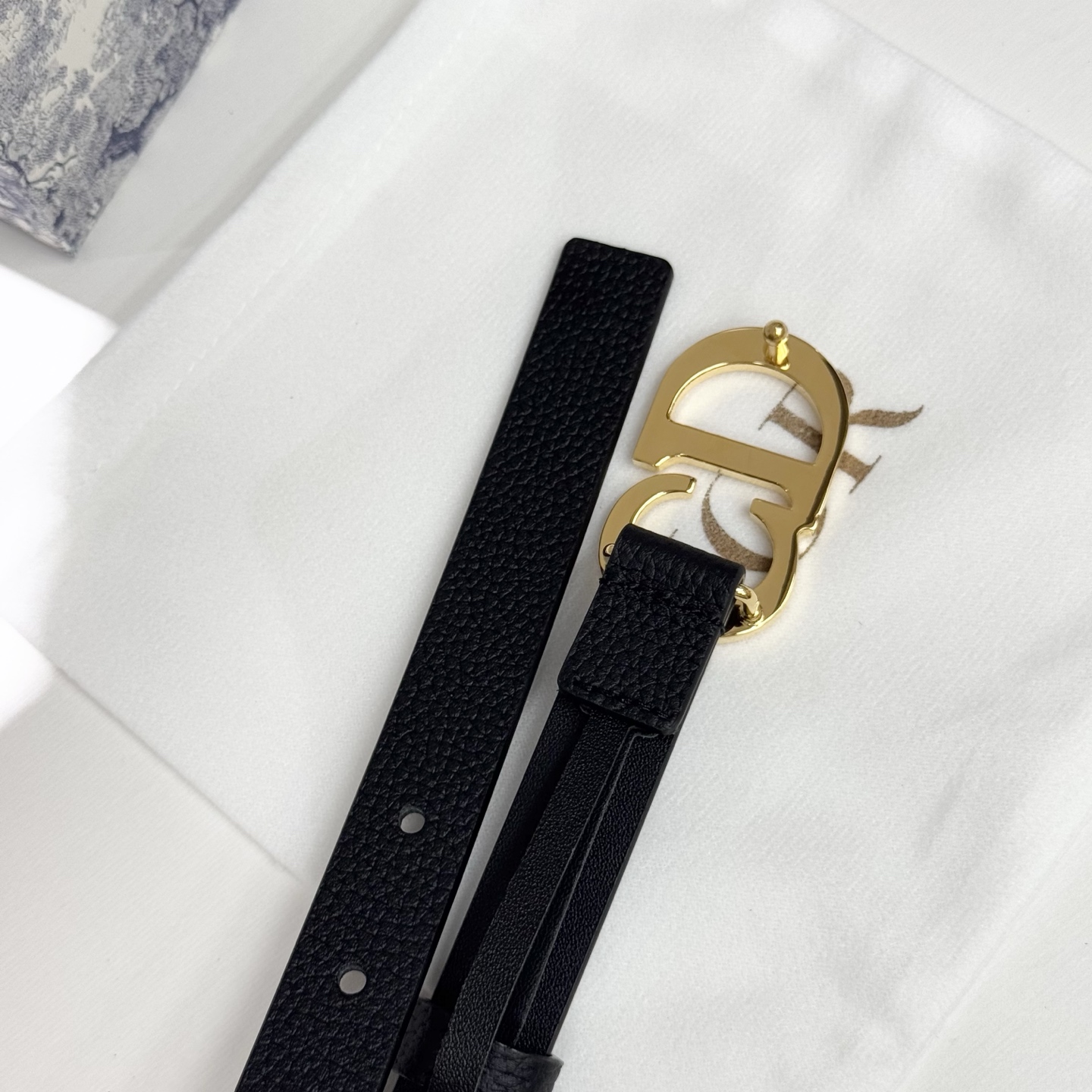 。 Dior C D搭扣黄铜腰带扣，小牛皮腰带 款式时髦优雅、可搭配牛仔裤半裙或者连衣裙，经典永存 2c