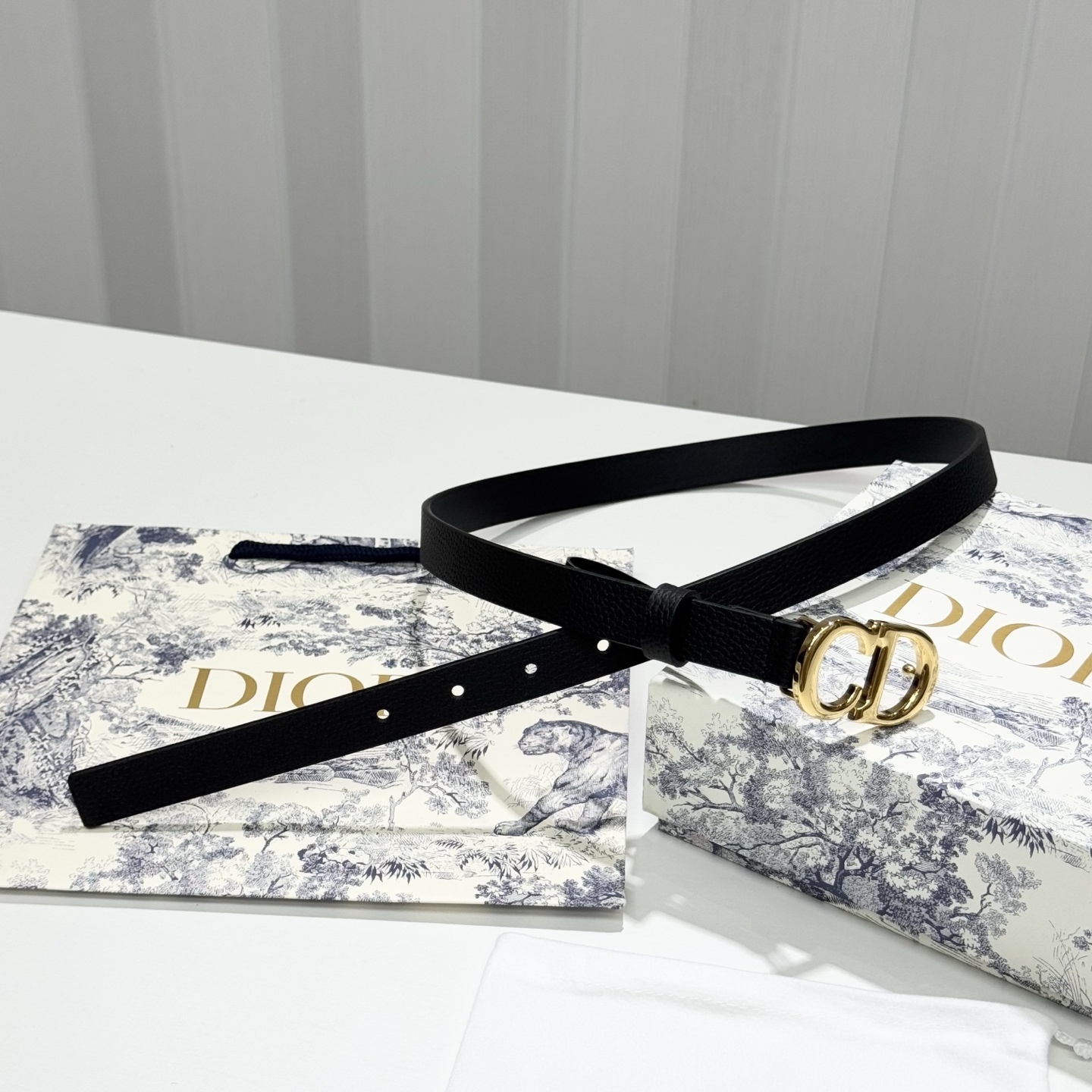 。 Dior C D搭扣黄铜腰带扣，小牛皮腰带 款式时髦优雅、可搭配牛仔裤半裙或者连衣裙，经典永存 2c