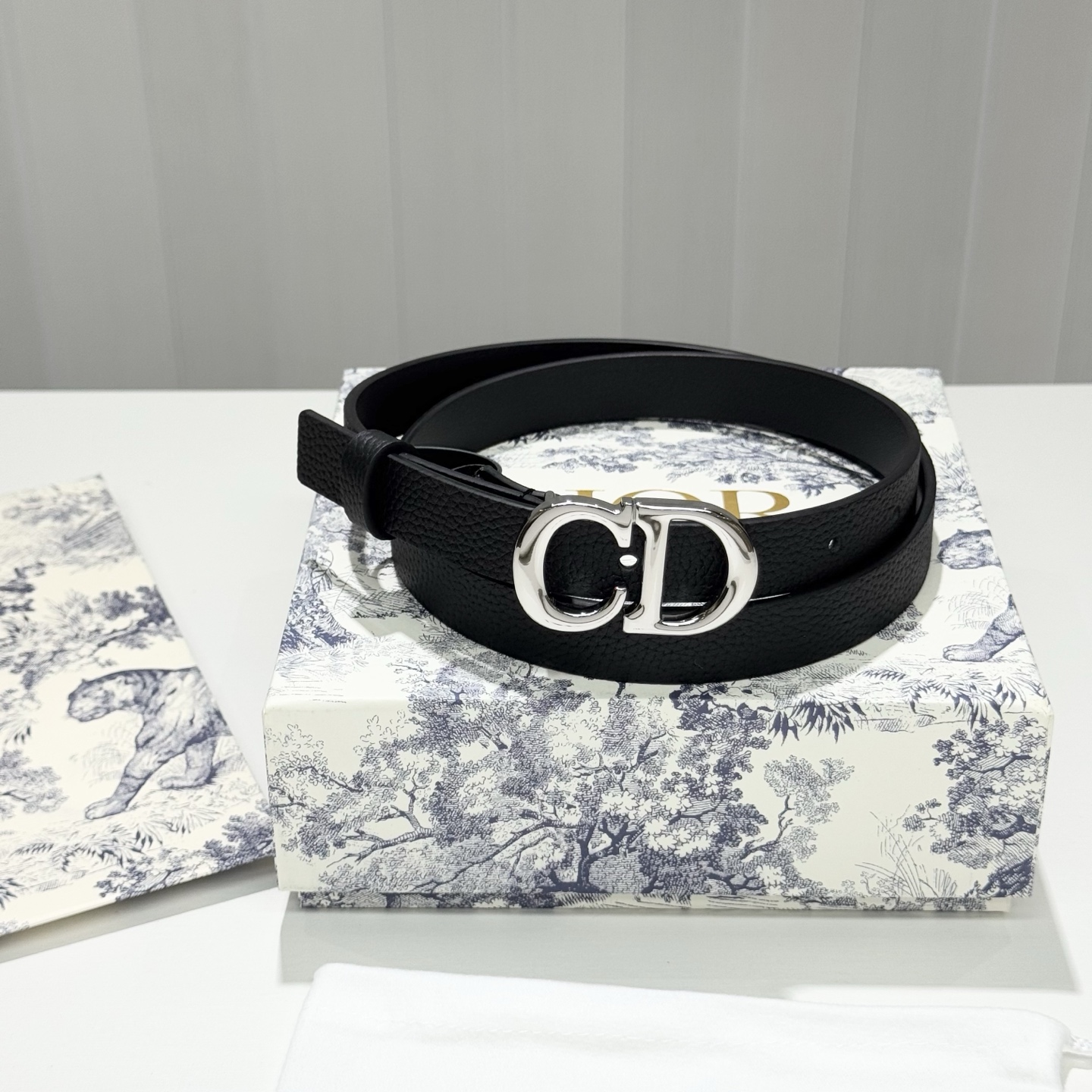 。 Dior C D搭扣黄铜腰带扣，小牛皮腰带 款式时髦优雅、可搭配牛仔裤半裙或者连衣裙，经典永存 2c