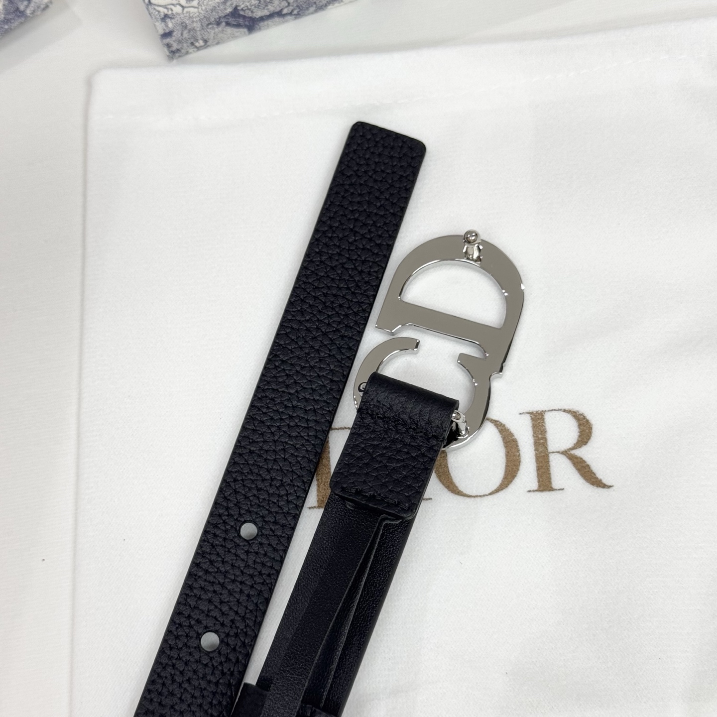 。 Dior C D搭扣黄铜腰带扣，小牛皮腰带 款式时髦优雅、可搭配牛仔裤半裙或者连衣裙，经典永存 2c