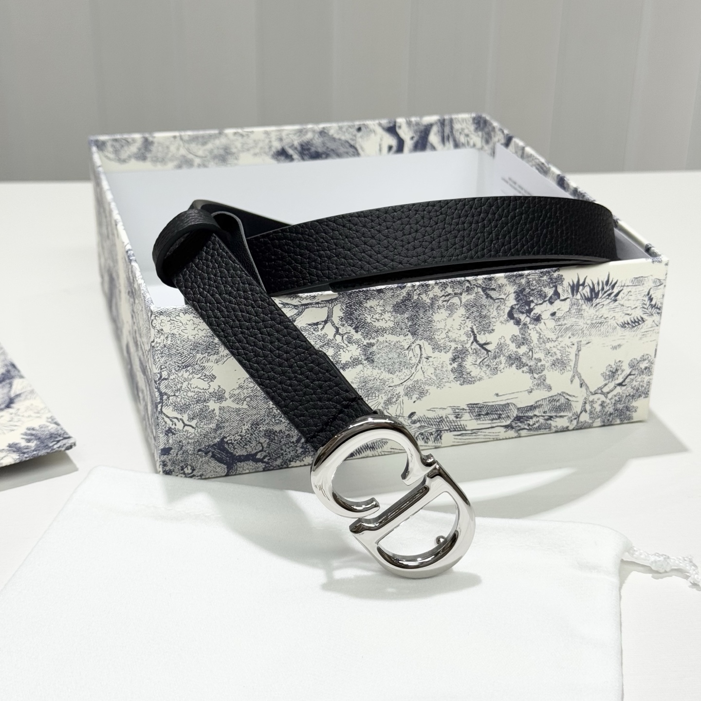 。 Dior C D搭扣黄铜腰带扣，小牛皮腰带 款式时髦优雅、可搭配牛仔裤半裙或者连衣裙，经典永存 2c