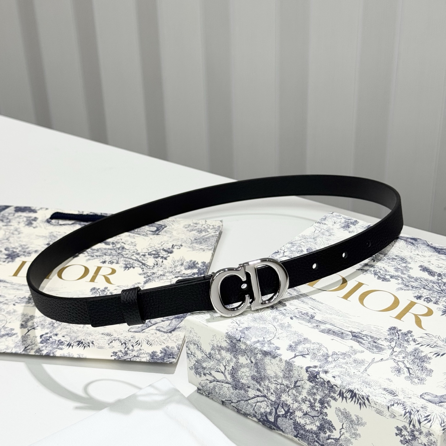 。 Dior C D搭扣黄铜腰带扣，小牛皮腰带 款式时髦优雅、可搭配牛仔裤半裙或者连衣裙，经典永存 2c