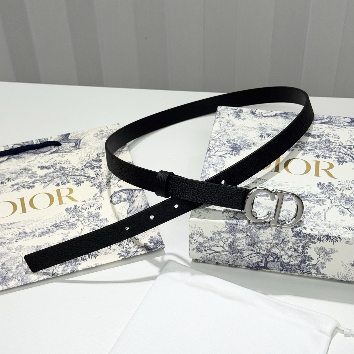 。 Dior C D搭扣黄铜腰带扣，小牛皮腰带 款式时髦优雅、可搭配牛仔裤半裙或者连衣裙，经典永存 2c