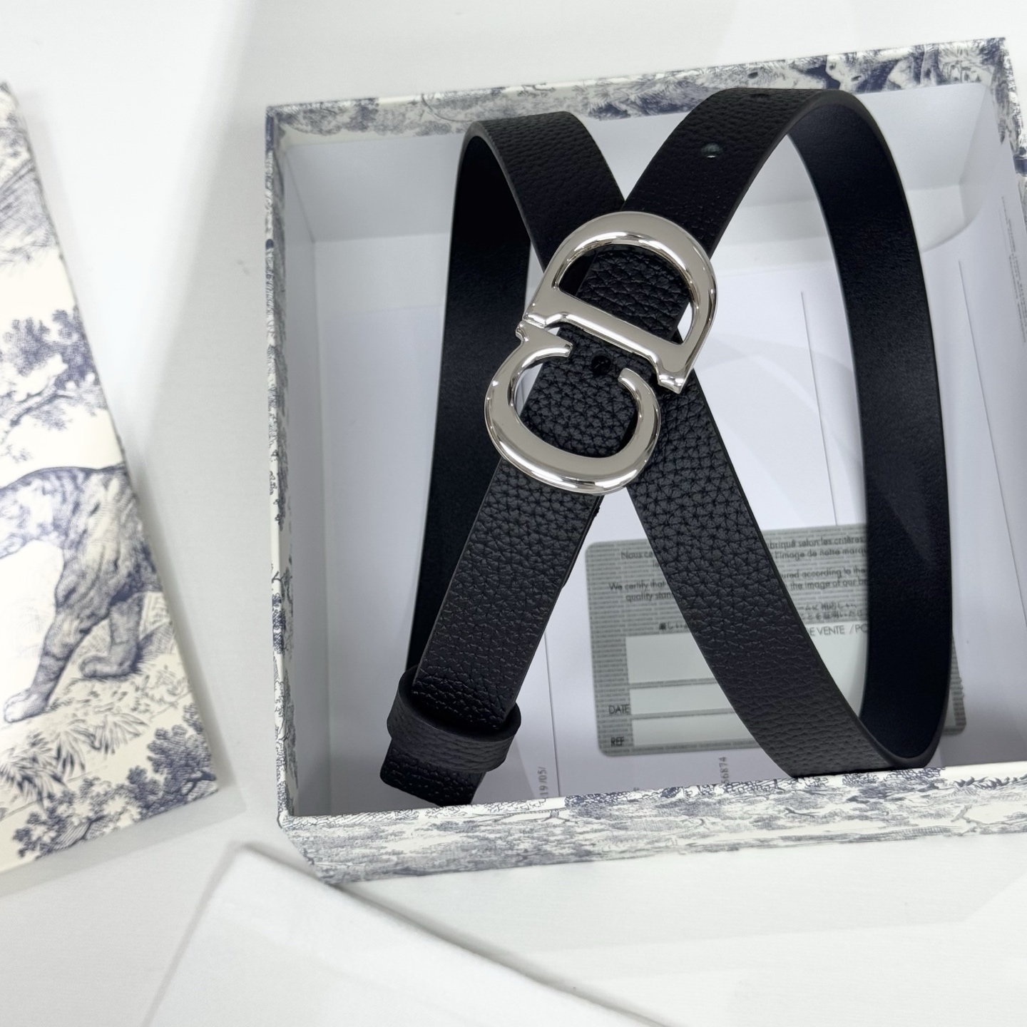 。 Dior C D搭扣黄铜腰带扣，小牛皮腰带 款式时髦优雅、可搭配牛仔裤半裙或者连衣裙，经典永存 2c