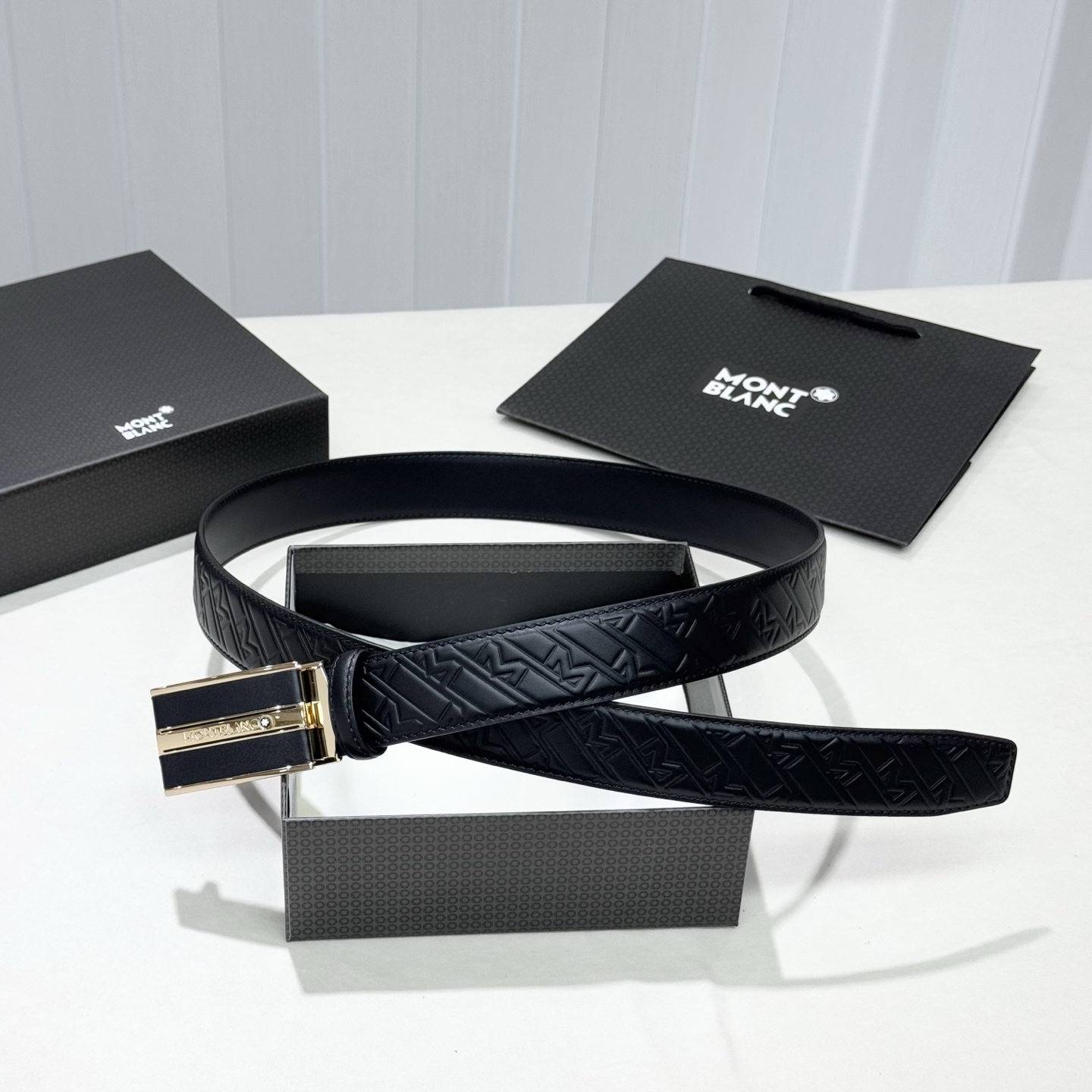 。 万宝龙。 商务休闲、正装均可佩戴！3.5cm 最新款扣头，抛光扣头、时尚百搭