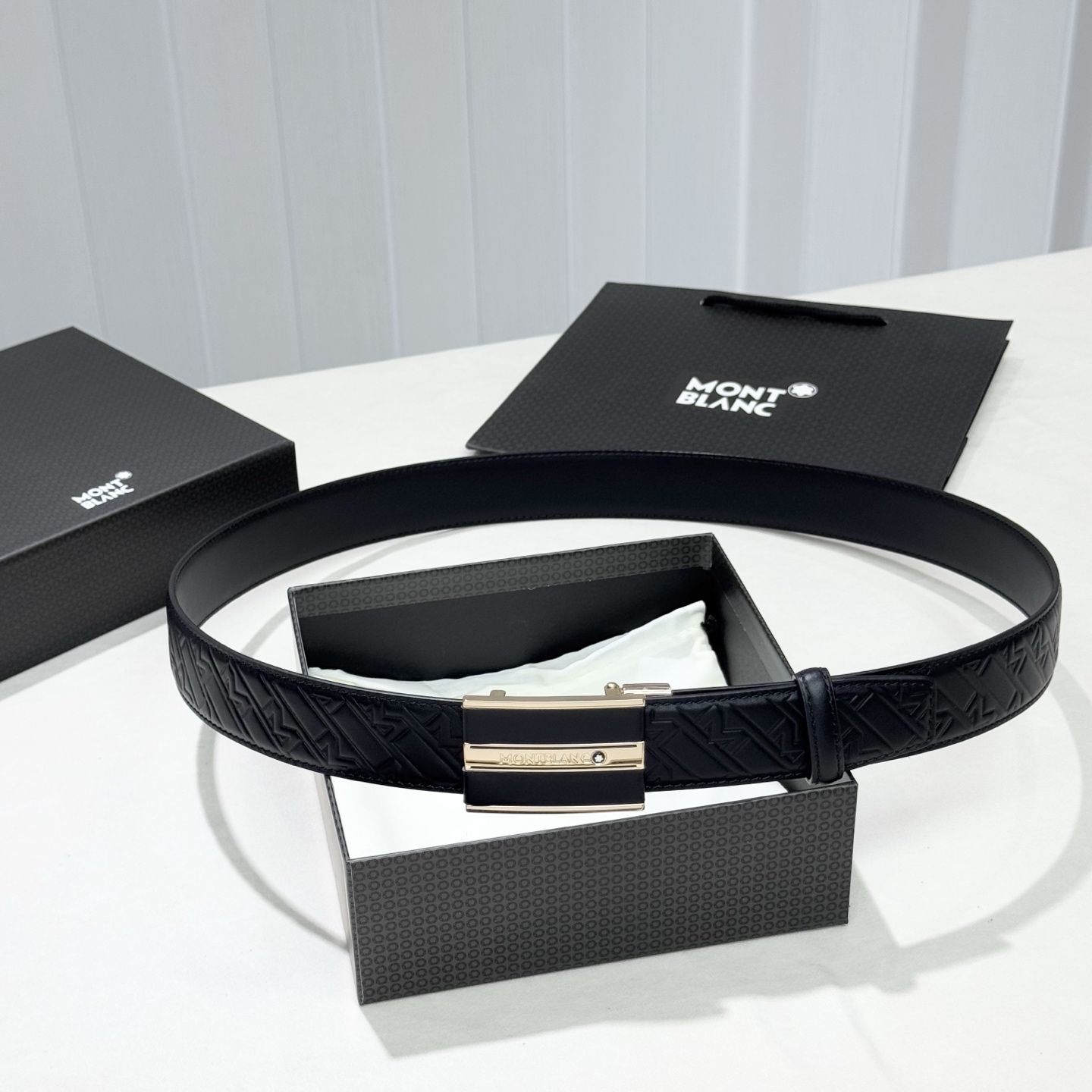 。 万宝龙。 商务休闲、正装均可佩戴！3.5cm 最新款扣头，抛光扣头、时尚百搭