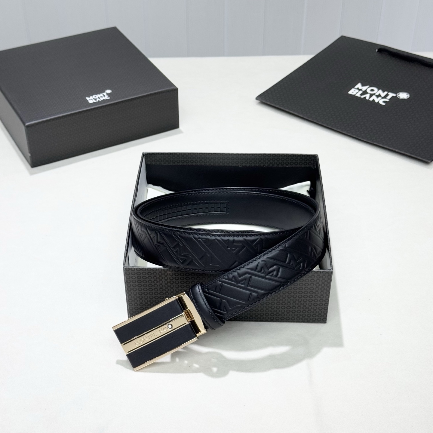 。 万宝龙。 商务休闲、正装均可佩戴！3.5cm 最新款扣头，抛光扣头、时尚百搭