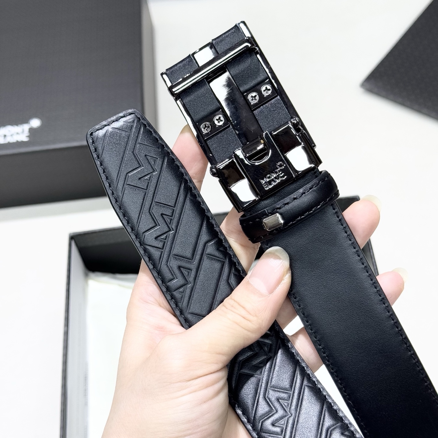 。 万宝龙。 商务休闲、正装均可佩戴！3.5cm 最新款扣头，抛光扣头、时尚百搭