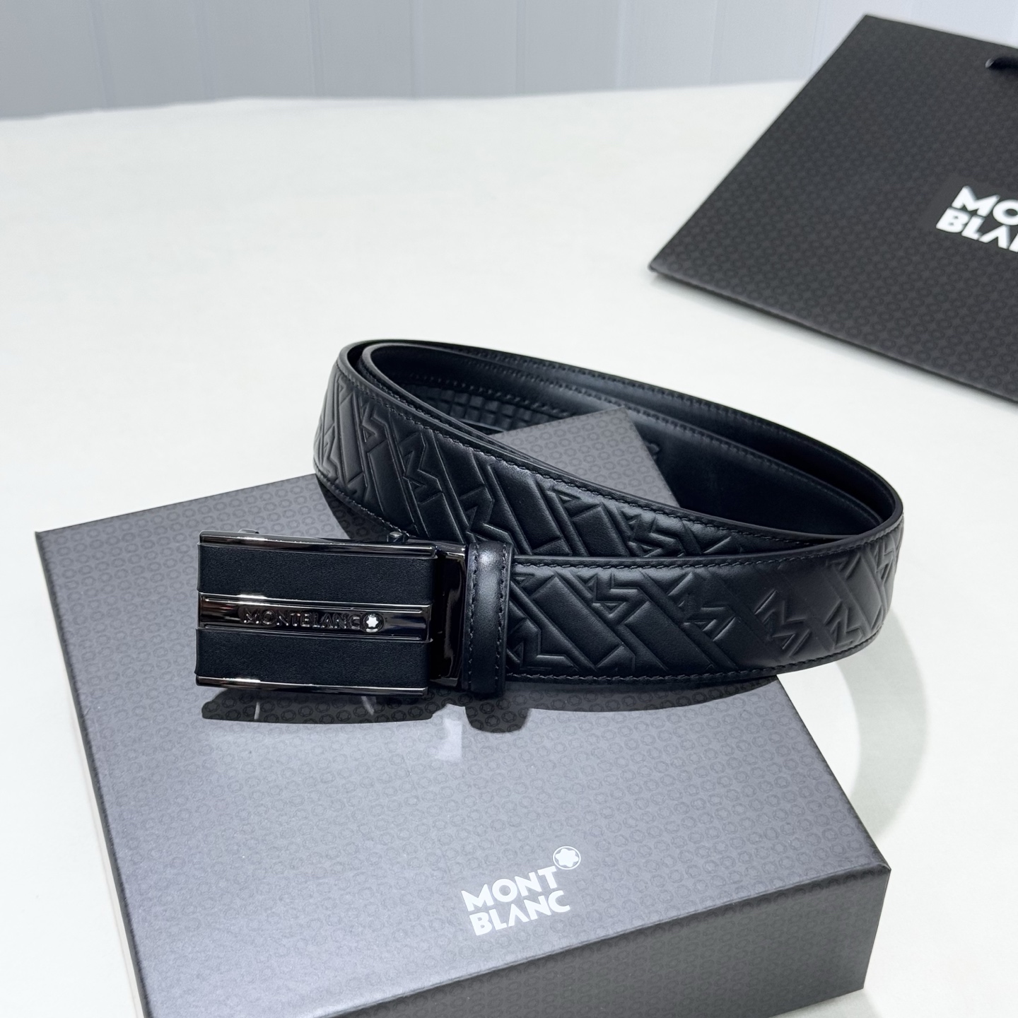 。 万宝龙。 商务休闲、正装均可佩戴！3.5cm 最新款扣头，抛光扣头、时尚百搭