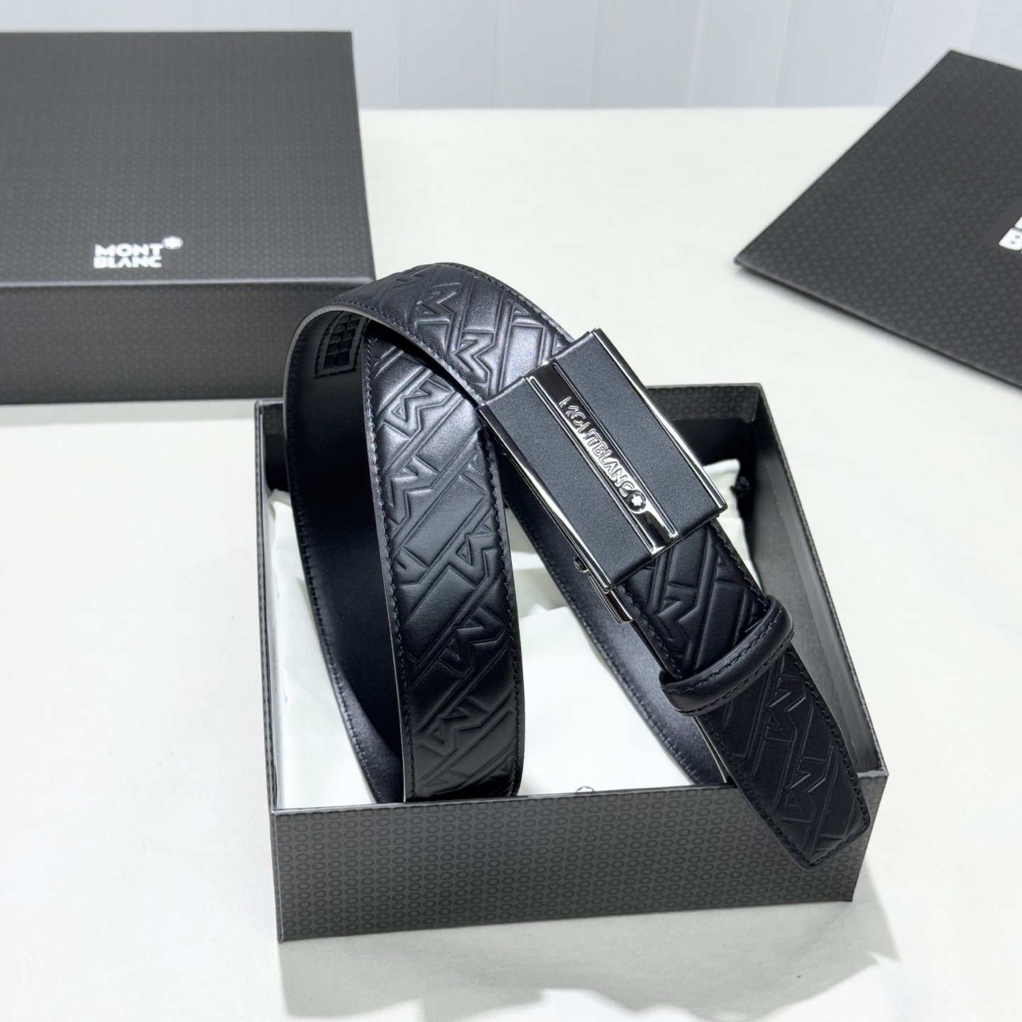 。 万宝龙。 商务休闲、正装均可佩戴！3.5cm 最新款扣头，抛光扣头、时尚百搭