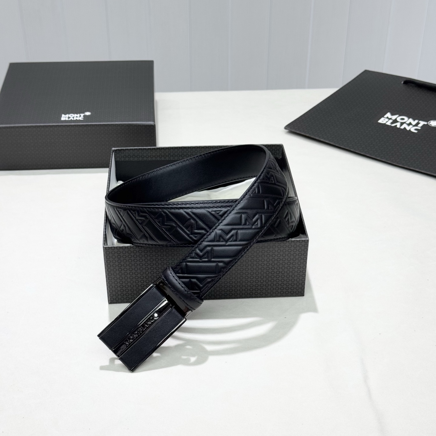 。 万宝龙。 商务休闲、正装均可佩戴！3.5cm 最新款扣头，抛光扣头、时尚百搭