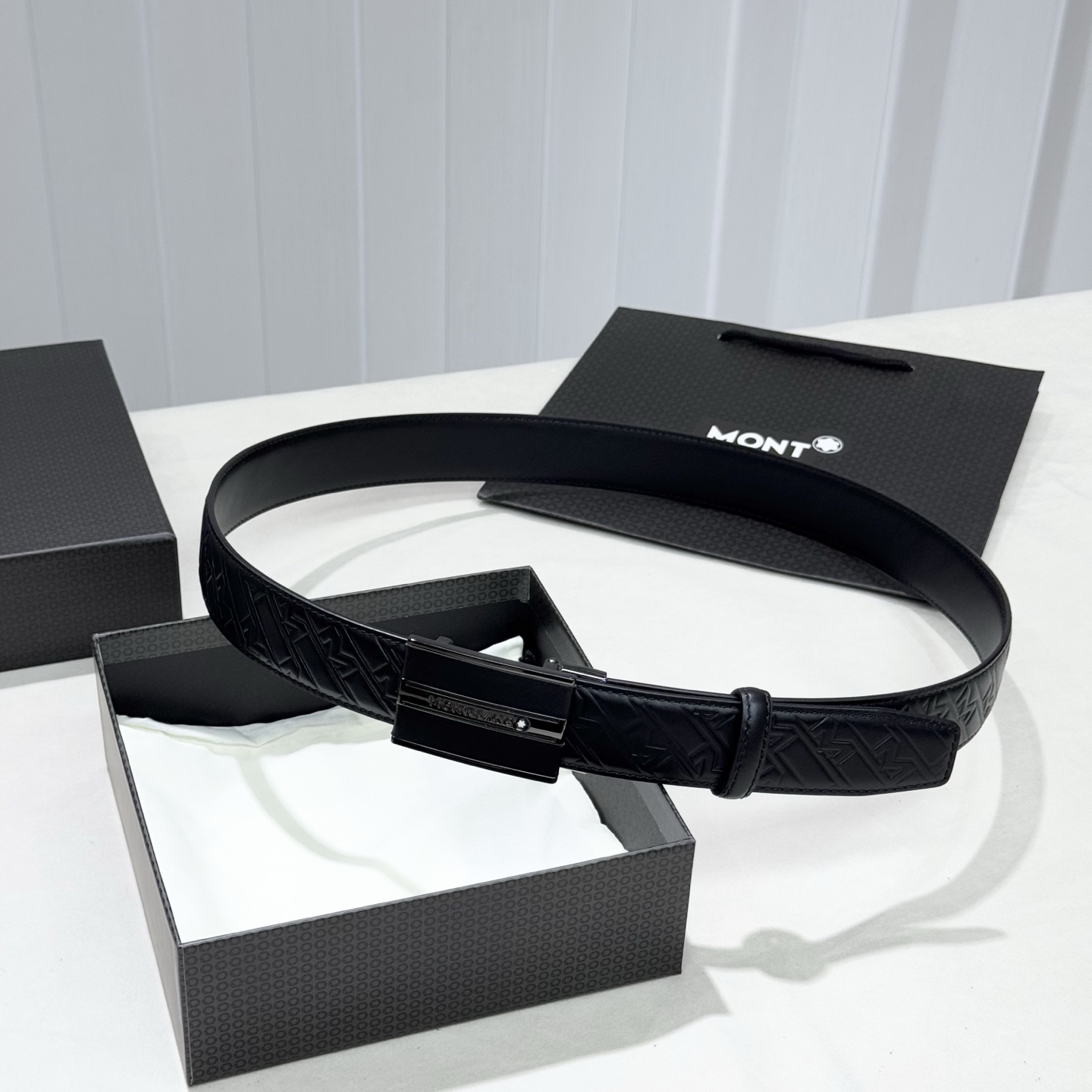 。 万宝龙。 商务休闲、正装均可佩戴！3.5cm 最新款扣头，抛光扣头、时尚百搭