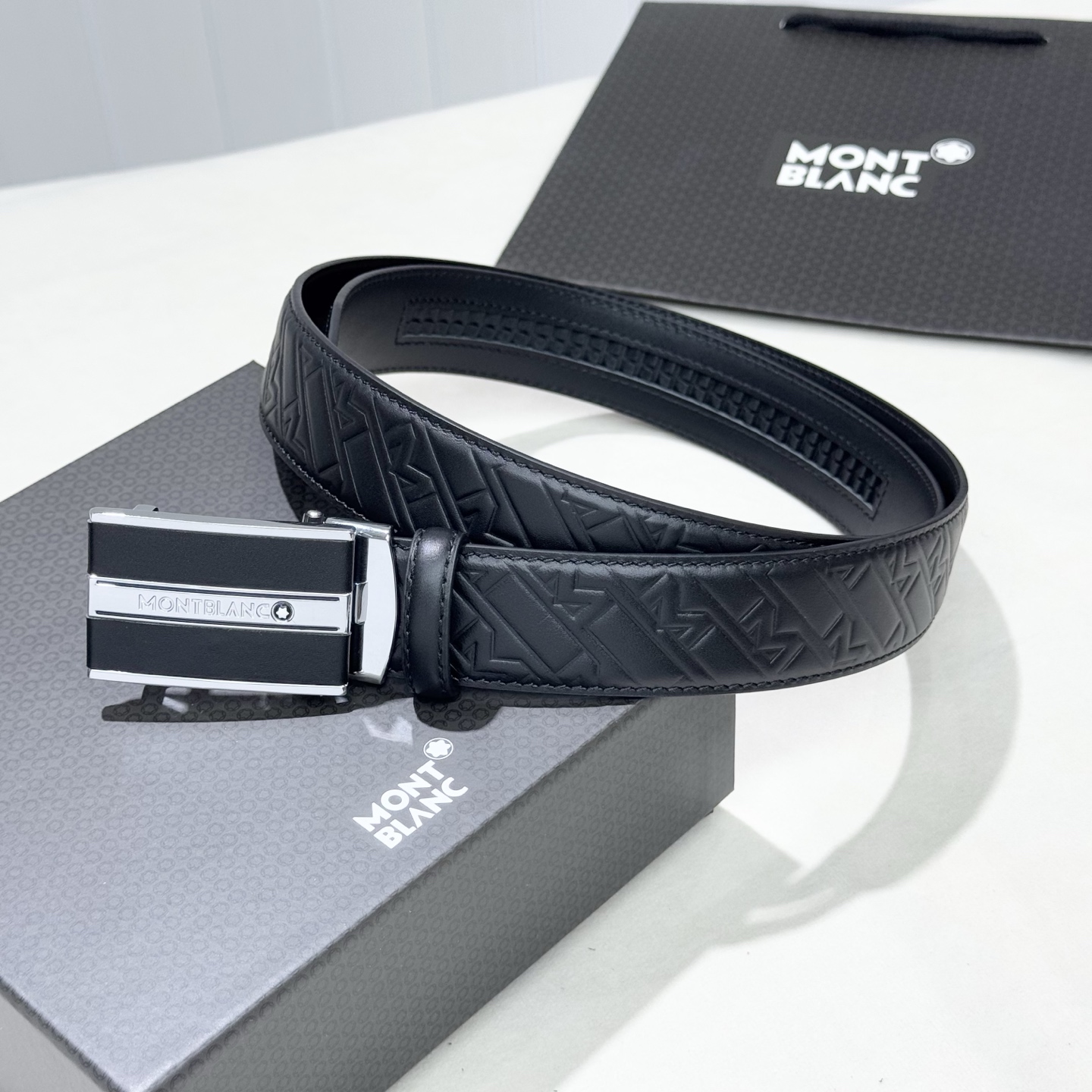 。 万宝龙。 商务休闲、正装均可佩戴！3.5cm 最新款扣头，抛光扣头、时尚百搭