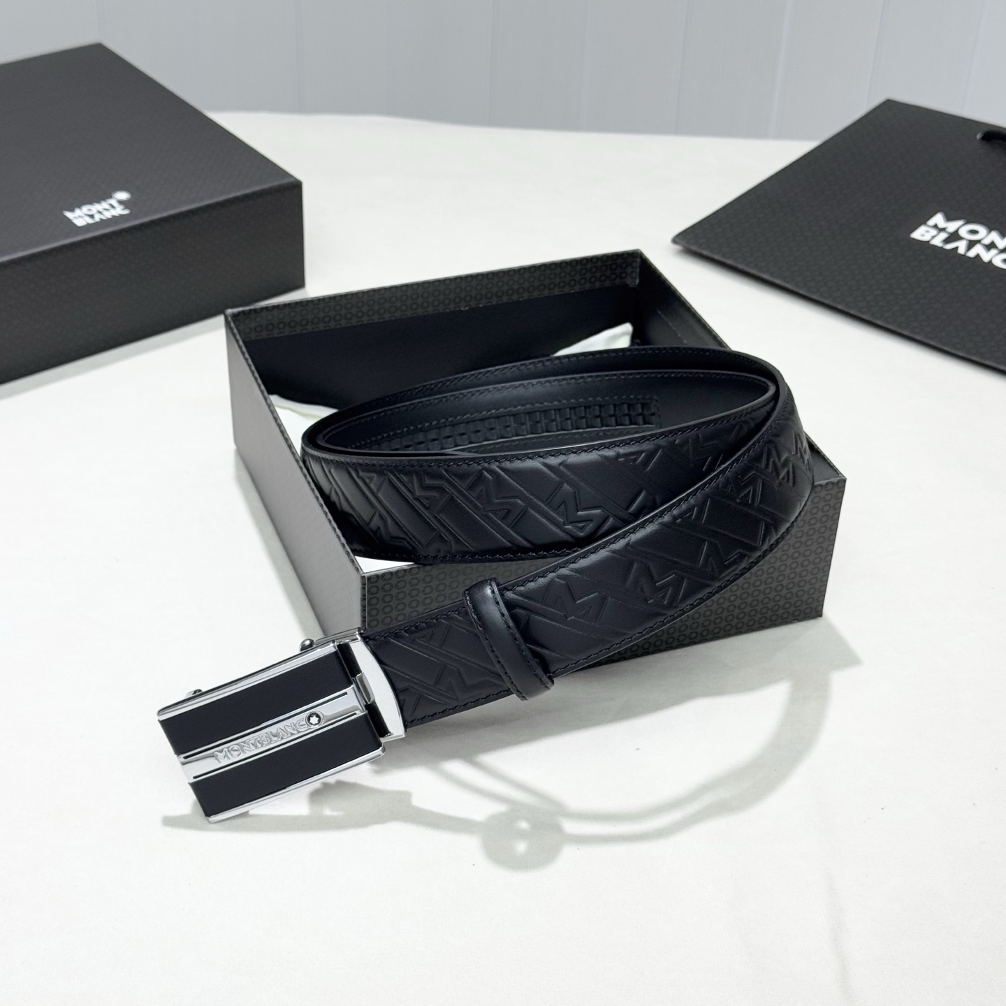 。 万宝龙。 商务休闲、正装均可佩戴！3.5cm 最新款扣头，抛光扣头、时尚百搭