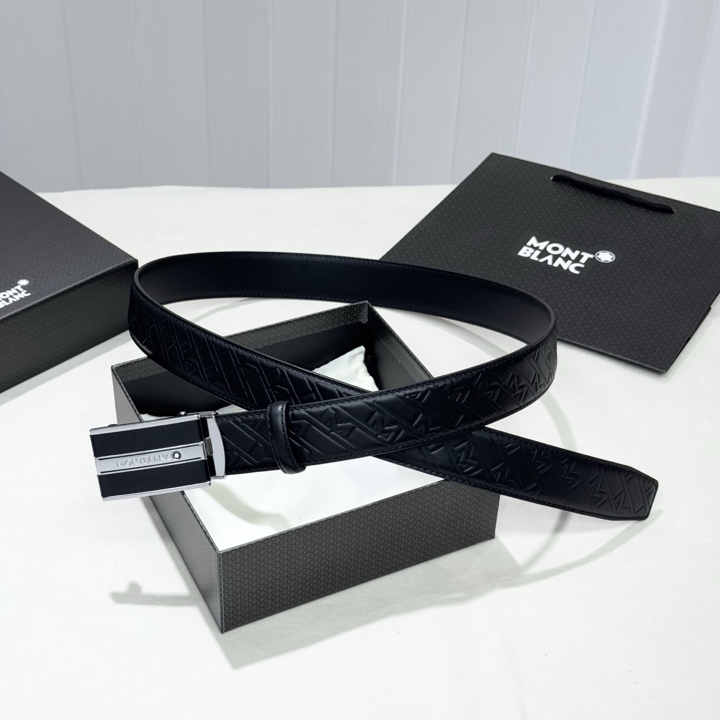 。 万宝龙。 商务休闲、正装均可佩戴！3.5cm 最新款扣头，抛光扣头、时尚百搭