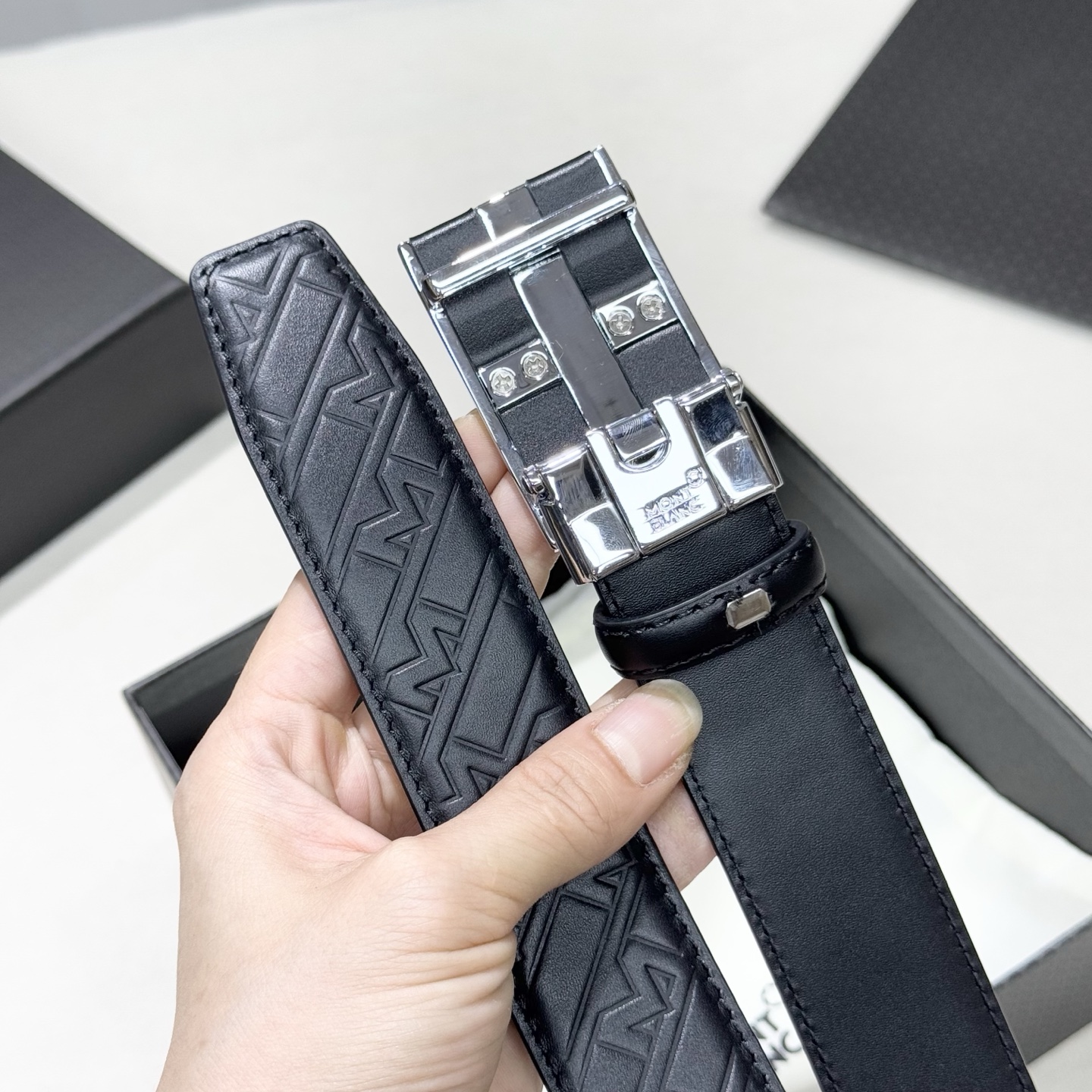 。 万宝龙。 商务休闲、正装均可佩戴！3.5cm 最新款扣头，抛光扣头、时尚百搭