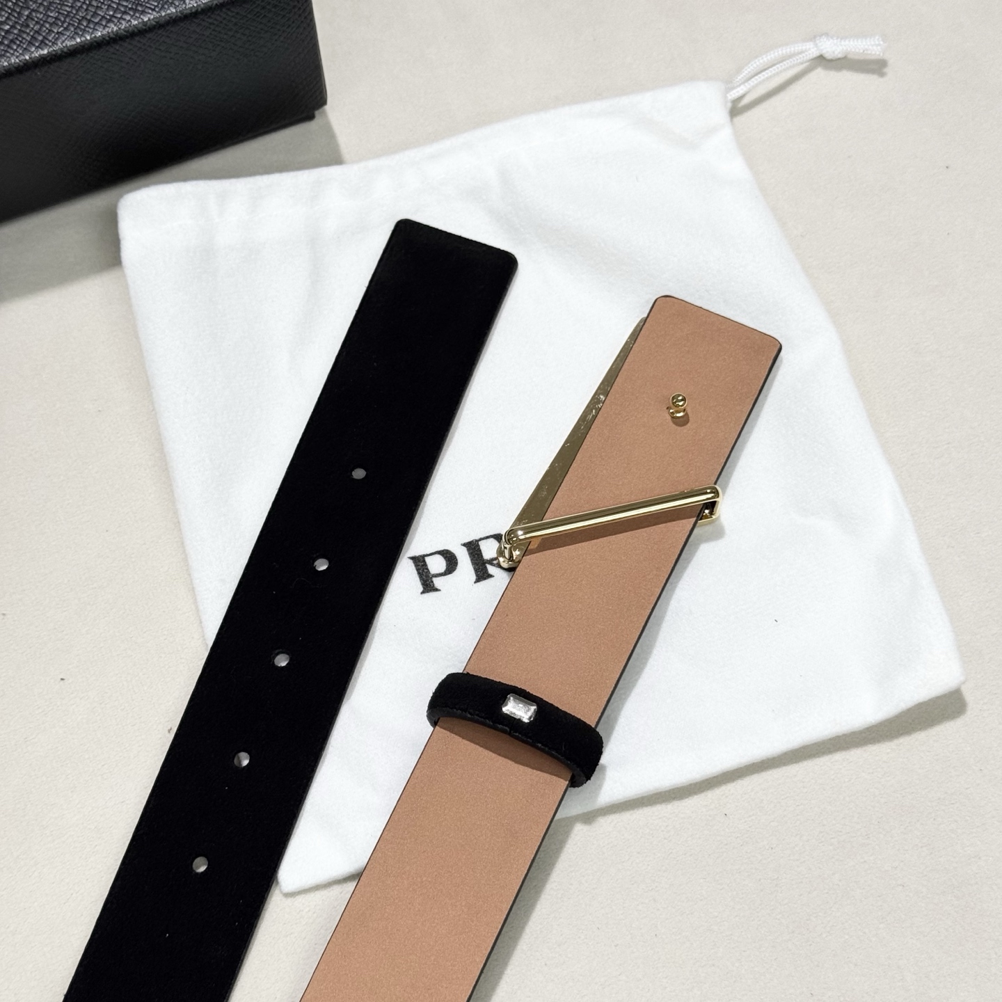 。普拉达，挺拔有型！百搭大方，宽3.5CM 官网同步，商务休闲均可使用！
