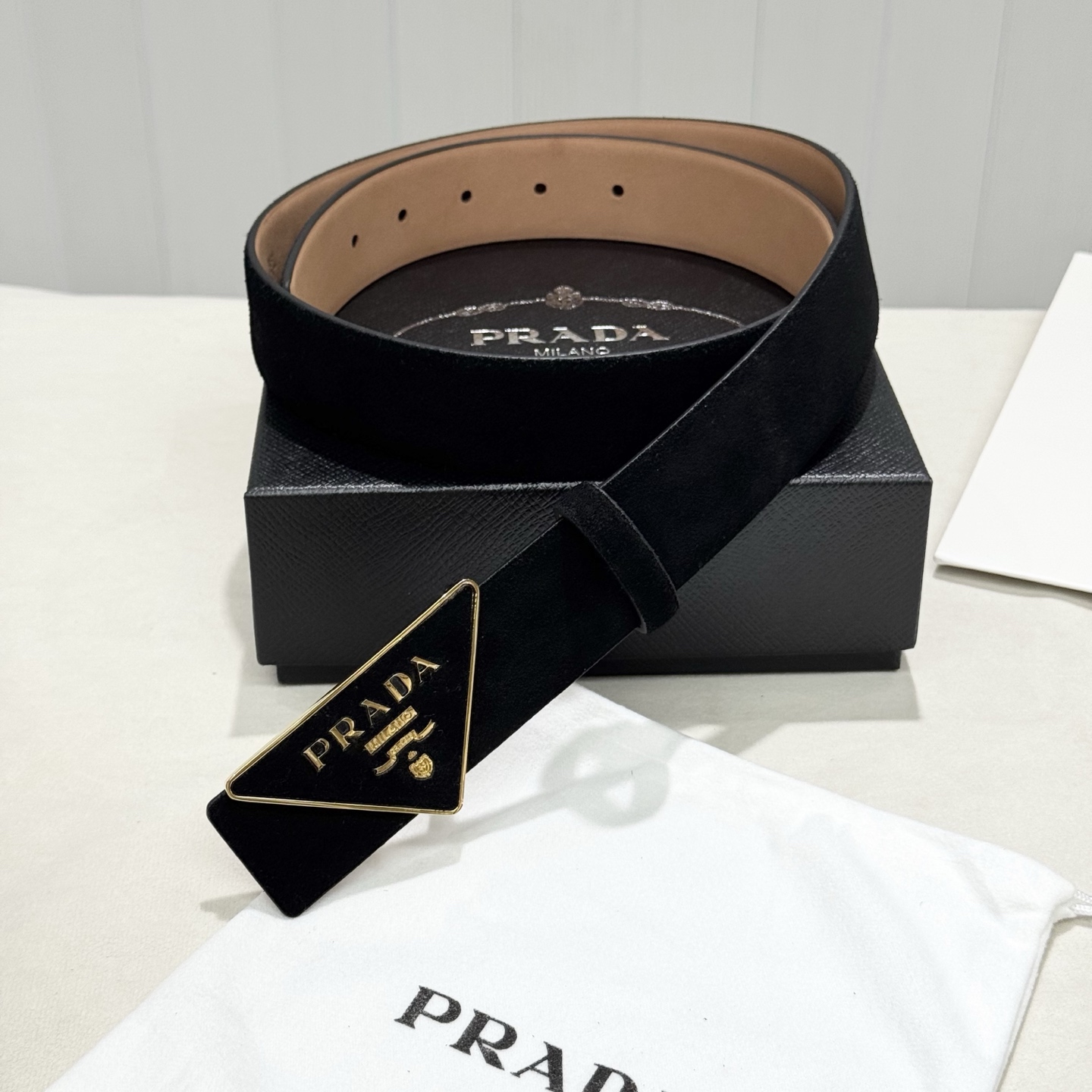 。普拉达，挺拔有型！百搭大方，宽3.5CM 官网同步，商务休闲均可使用！