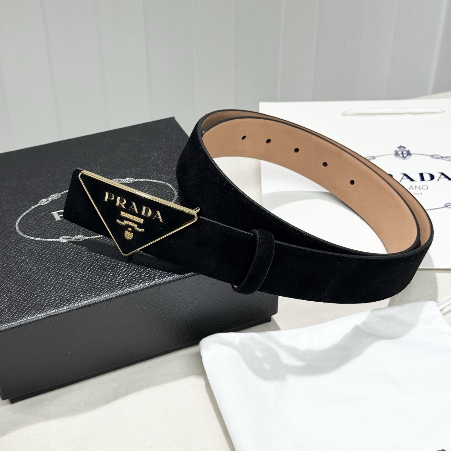 。普拉达，挺拔有型！百搭大方，宽3.5CM 官网同步，商务休闲均可使用！