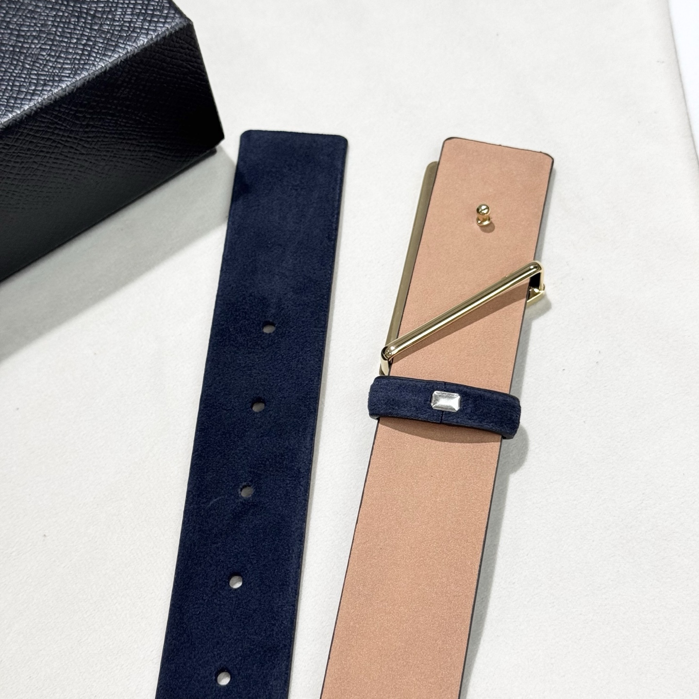 。普拉达，挺拔有型！百搭大方，宽3.5CM 官网同步，商务休闲均可使用！