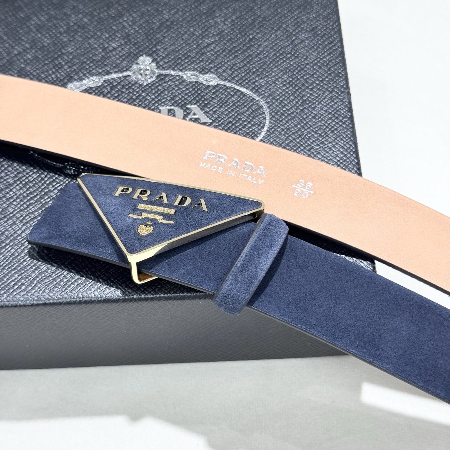 。普拉达，挺拔有型！百搭大方，宽3.5CM 官网同步，商务休闲均可使用！