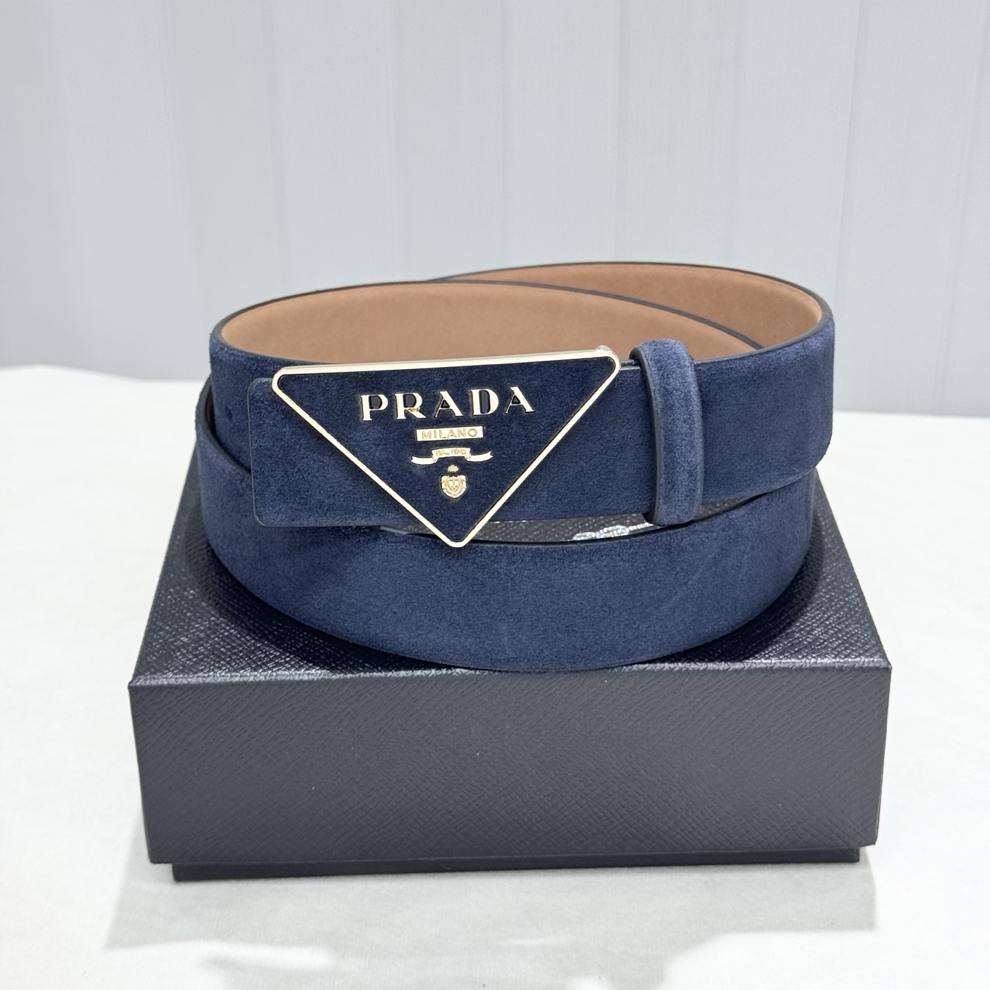 。普拉达，挺拔有型！百搭大方，宽3.5CM 官网同步，商务休闲均可使用！