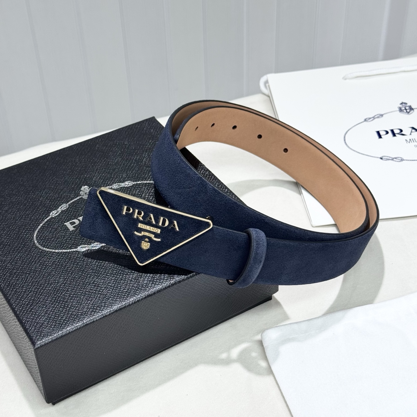 。普拉达，挺拔有型！百搭大方，宽3.5CM 官网同步，商务休闲均可使用！