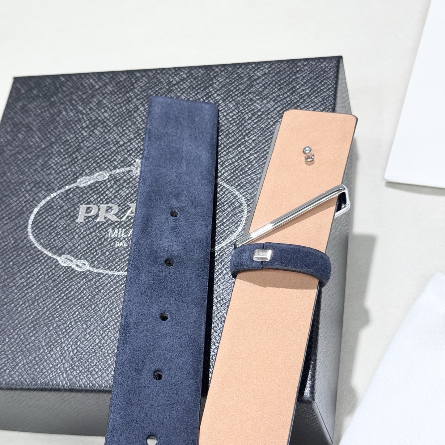 。普拉达，挺拔有型！百搭大方，宽3.5CM 官网同步，商务休闲均可使用！
